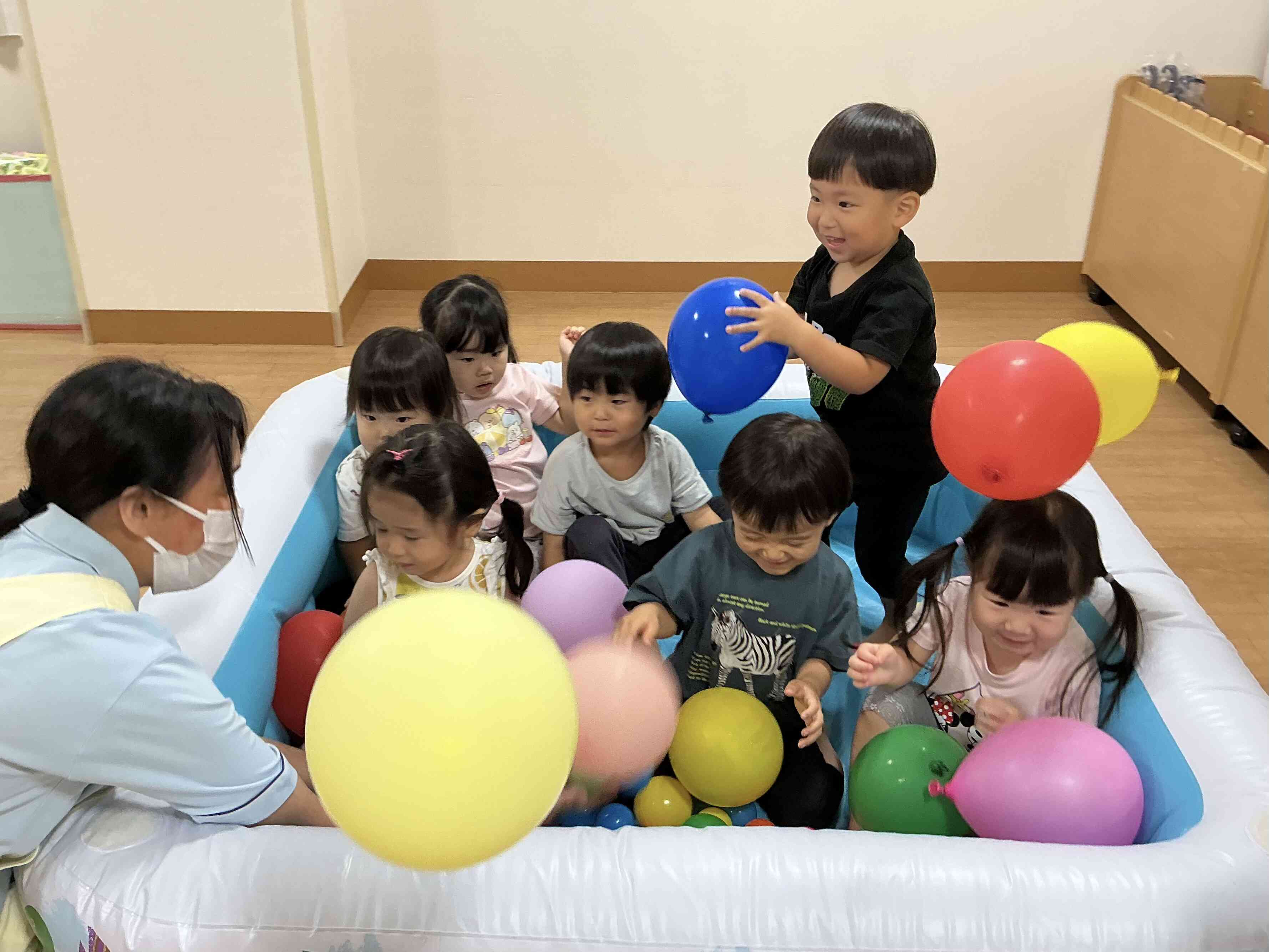うさぎ組さんボール風船プールの様子☆