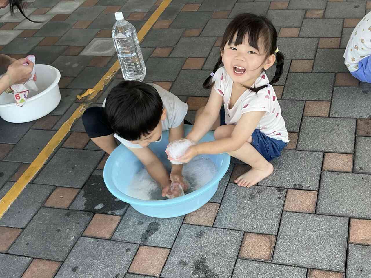 「みてみて〜」と、たくさんできた泡を見せてくれました。