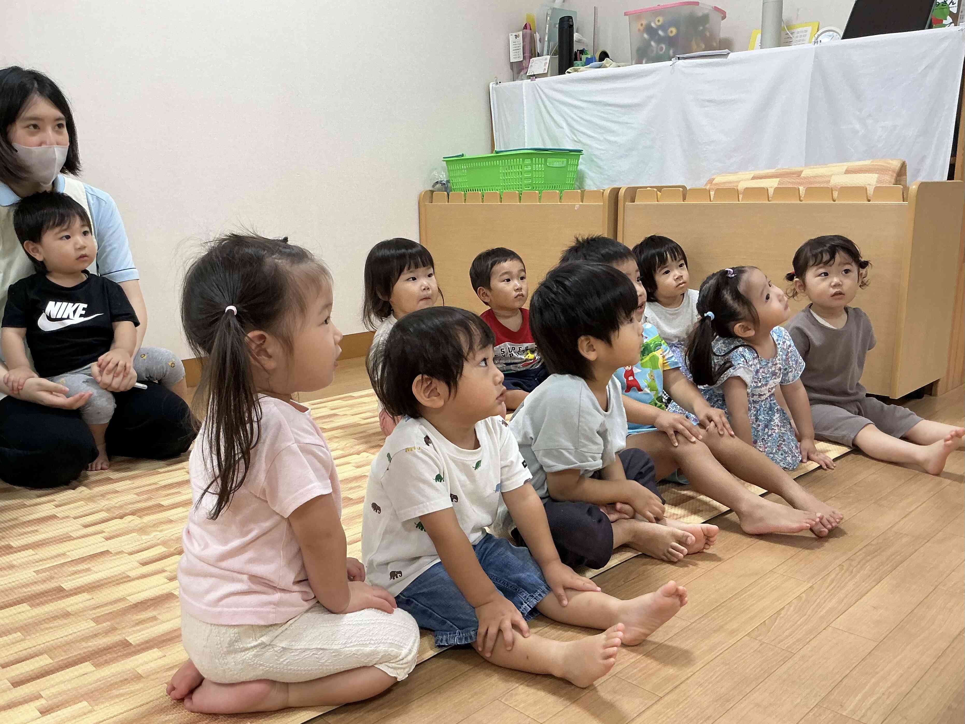 先生からのプレゼントの催し物に真剣。次は何が出るかな?