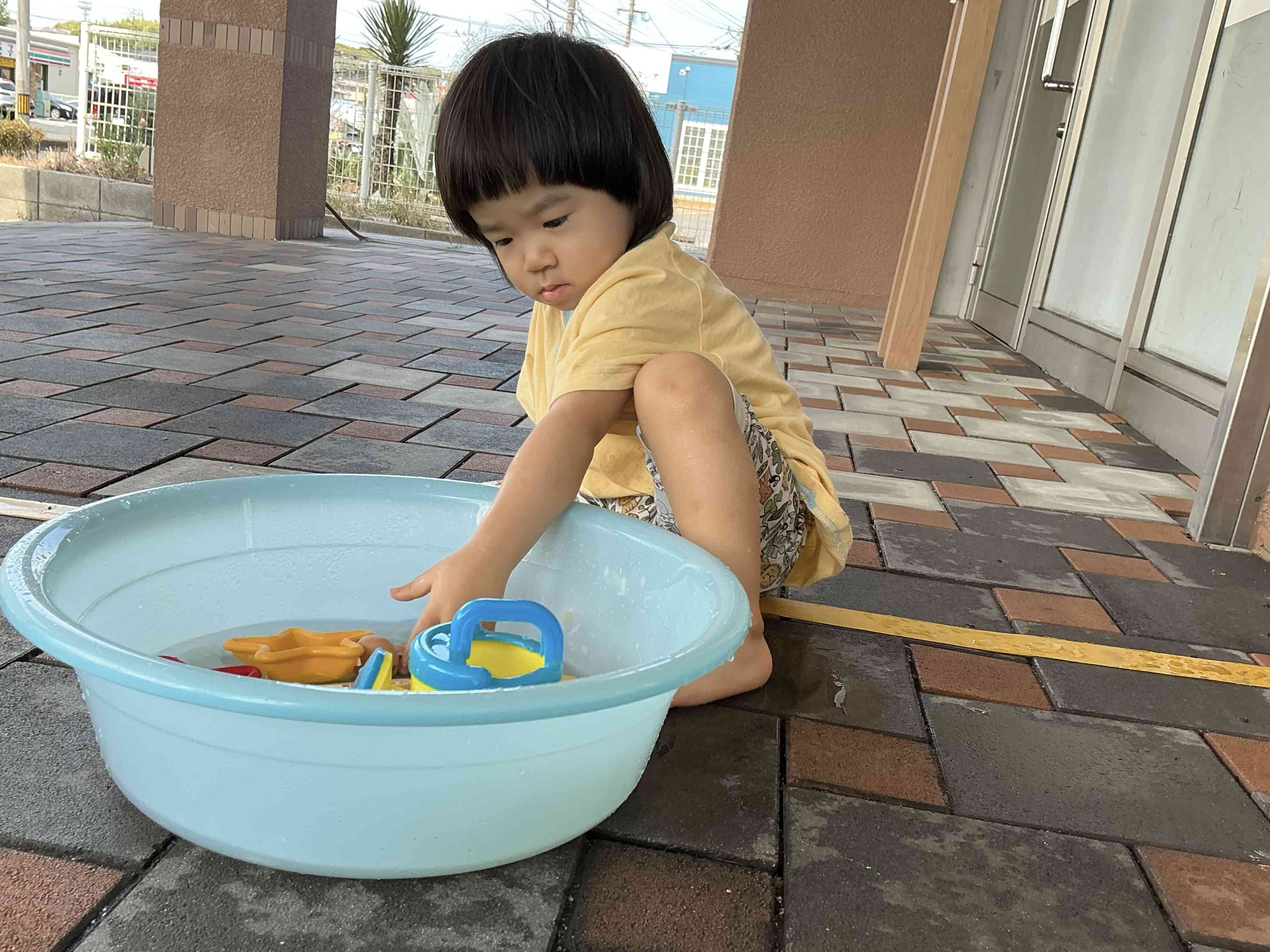 チョンチョンと水を触ってみたよ！