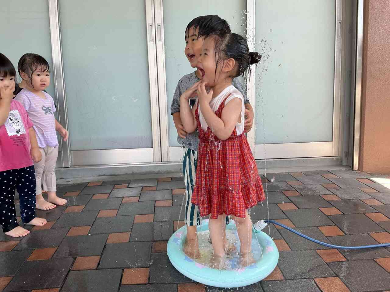2人仲良く、「ばぁ!」水が顔にかかってもへっちゃら♪