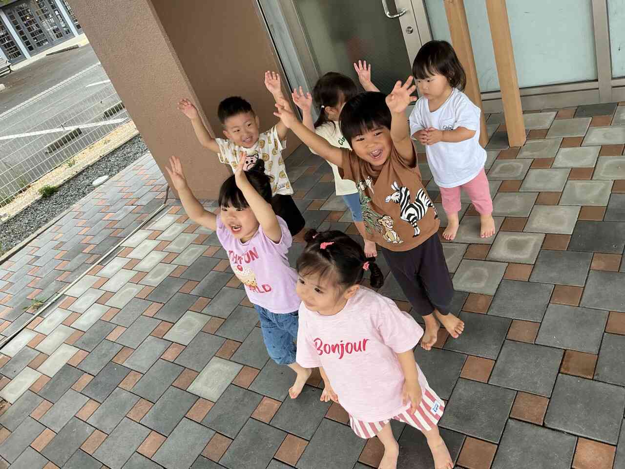 プールの前にする、「1、2」「1、2」と準備体操!「早く、プールに入りたいなぁ」
