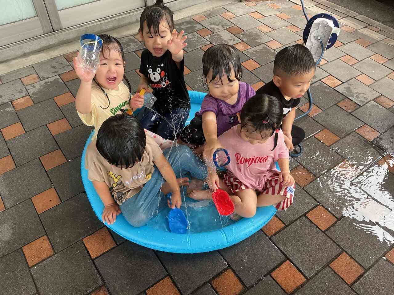 ドキドキしたのもつかの間。6人全員一緒に噴水を楽しみました。