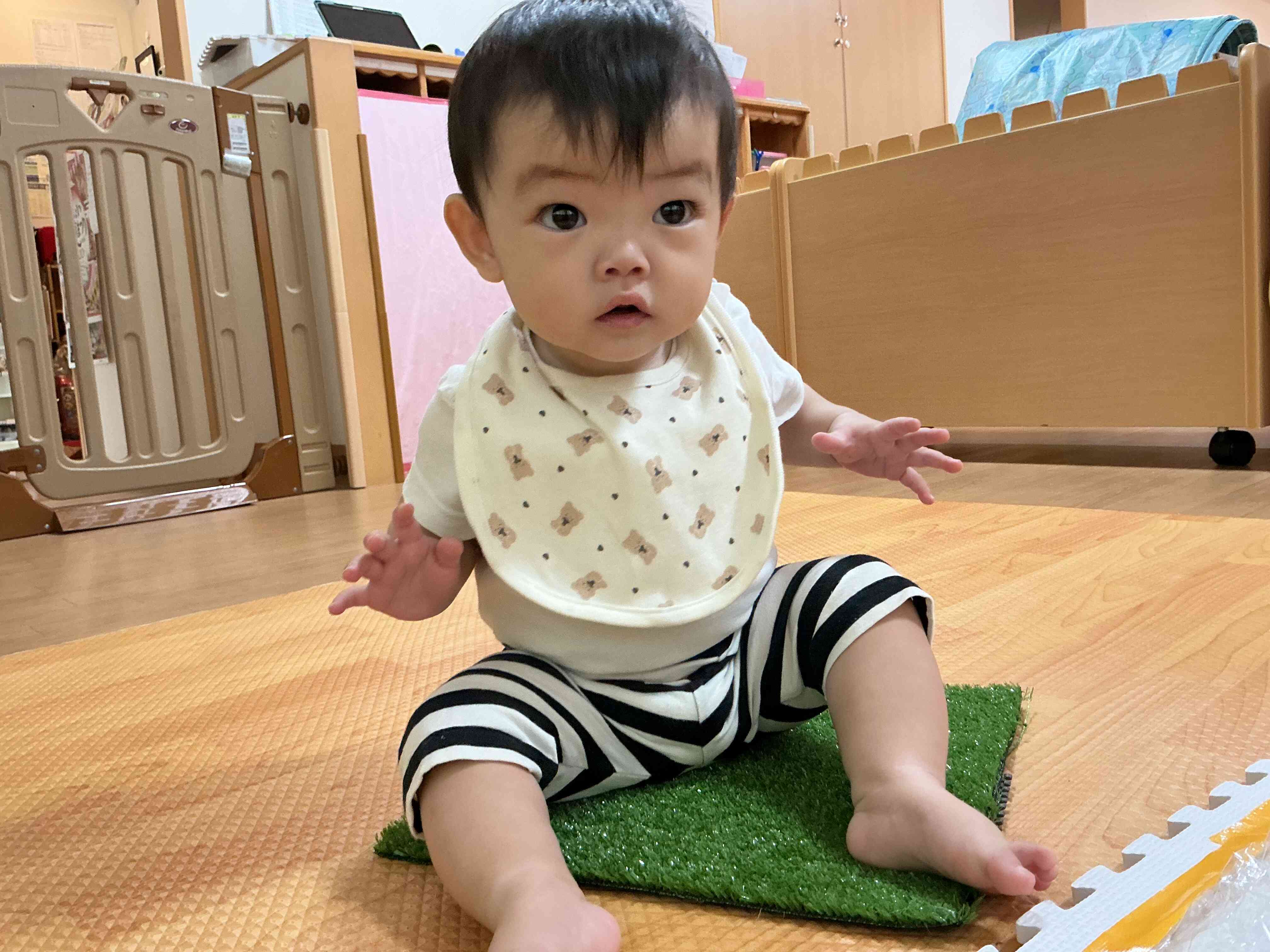 少しチクチクするけど気持ちよくてつい座っちゃった☆