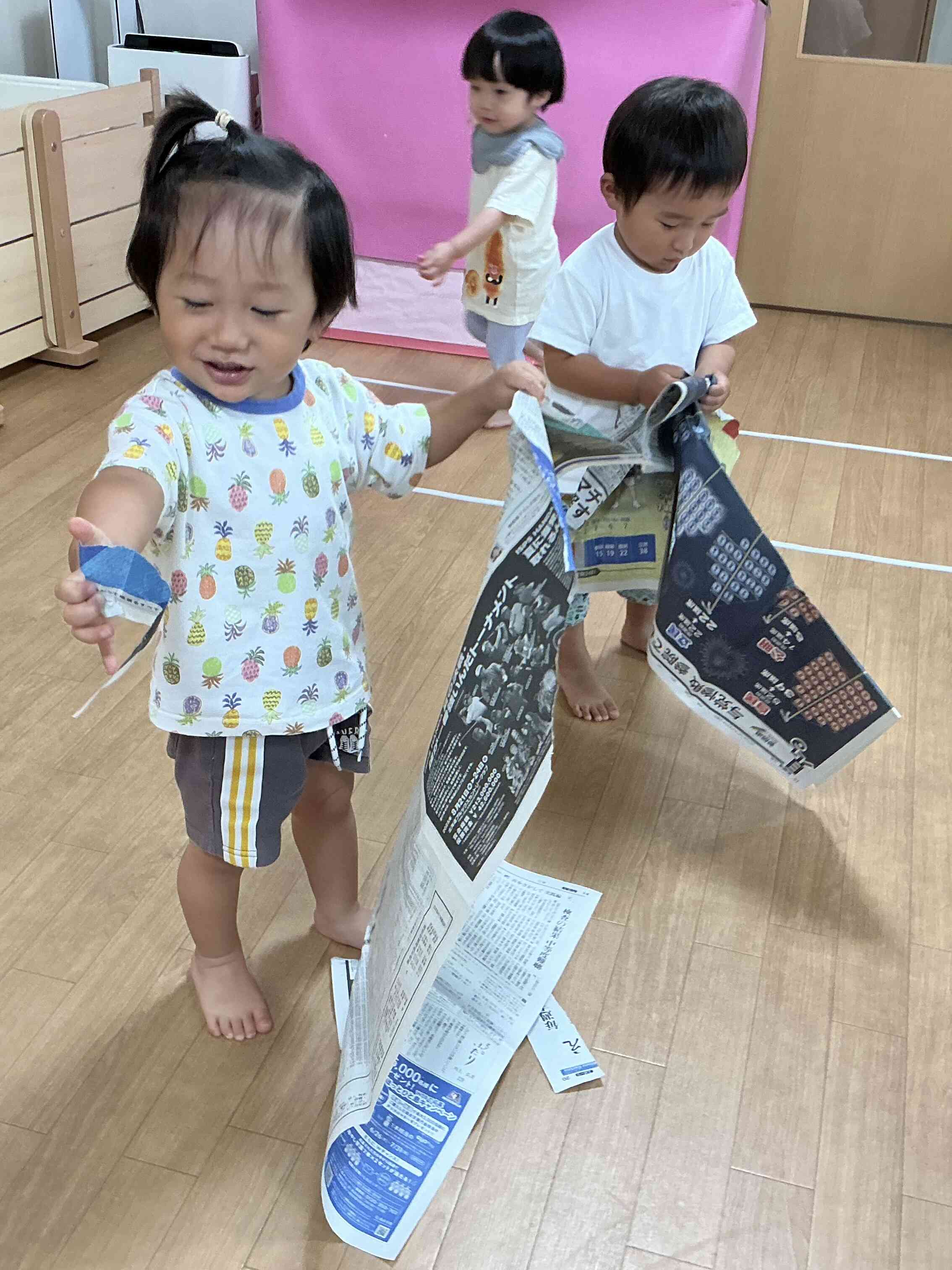 新聞紙びりびり〜!