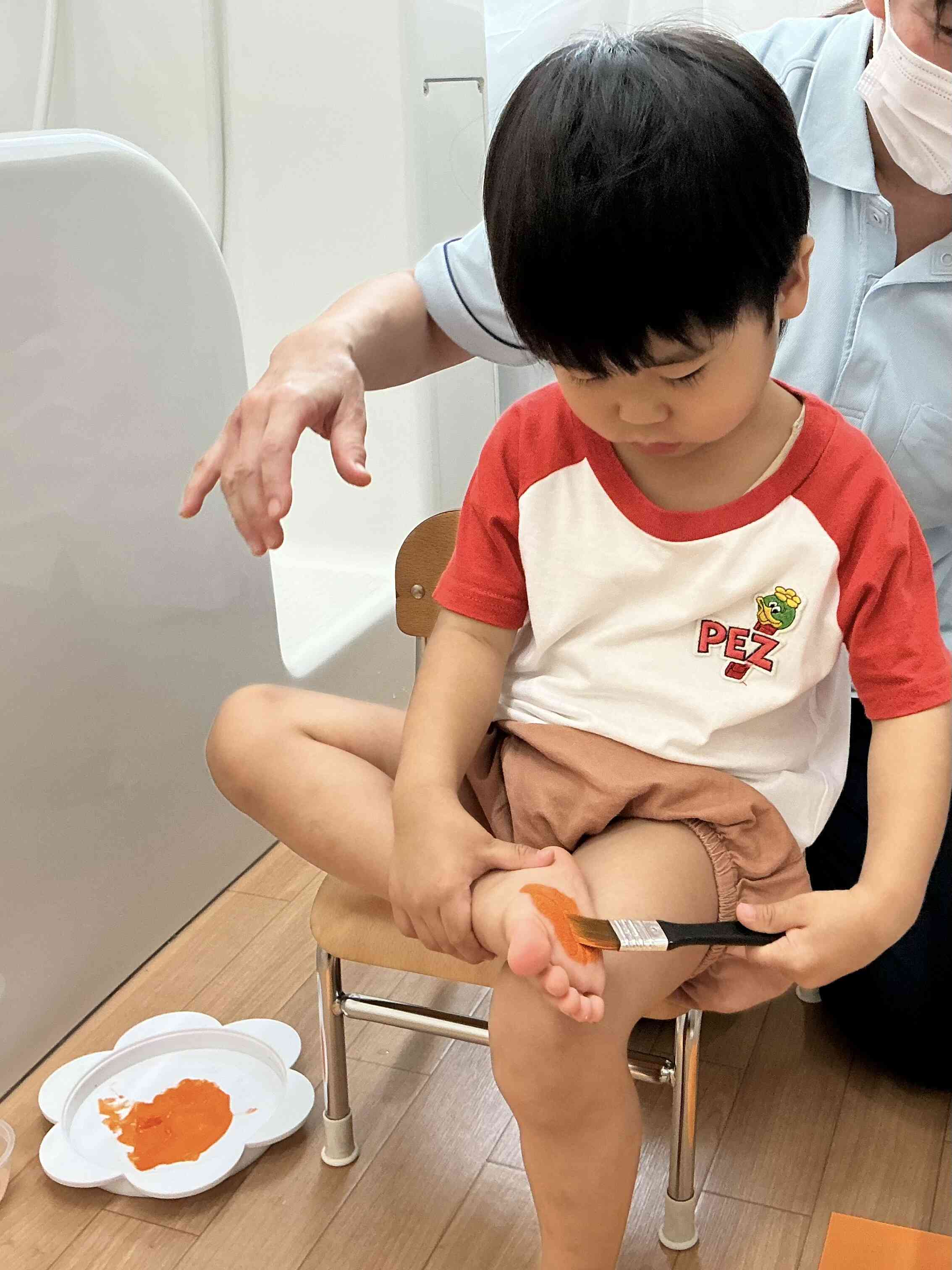 始めは、先生と一緒にペタペタ・・・自分でぬれるかな? ドキドキ