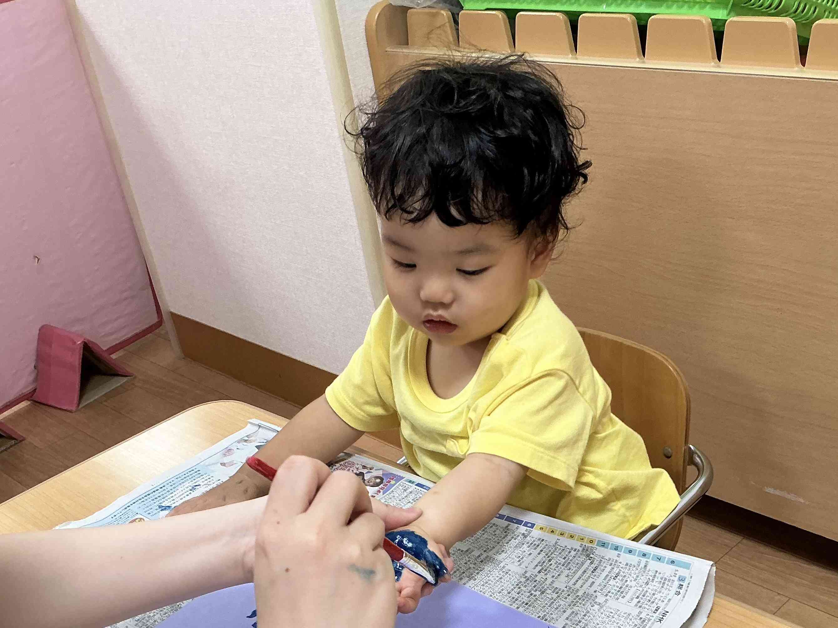 先生に絵具を塗ってもらっているよ