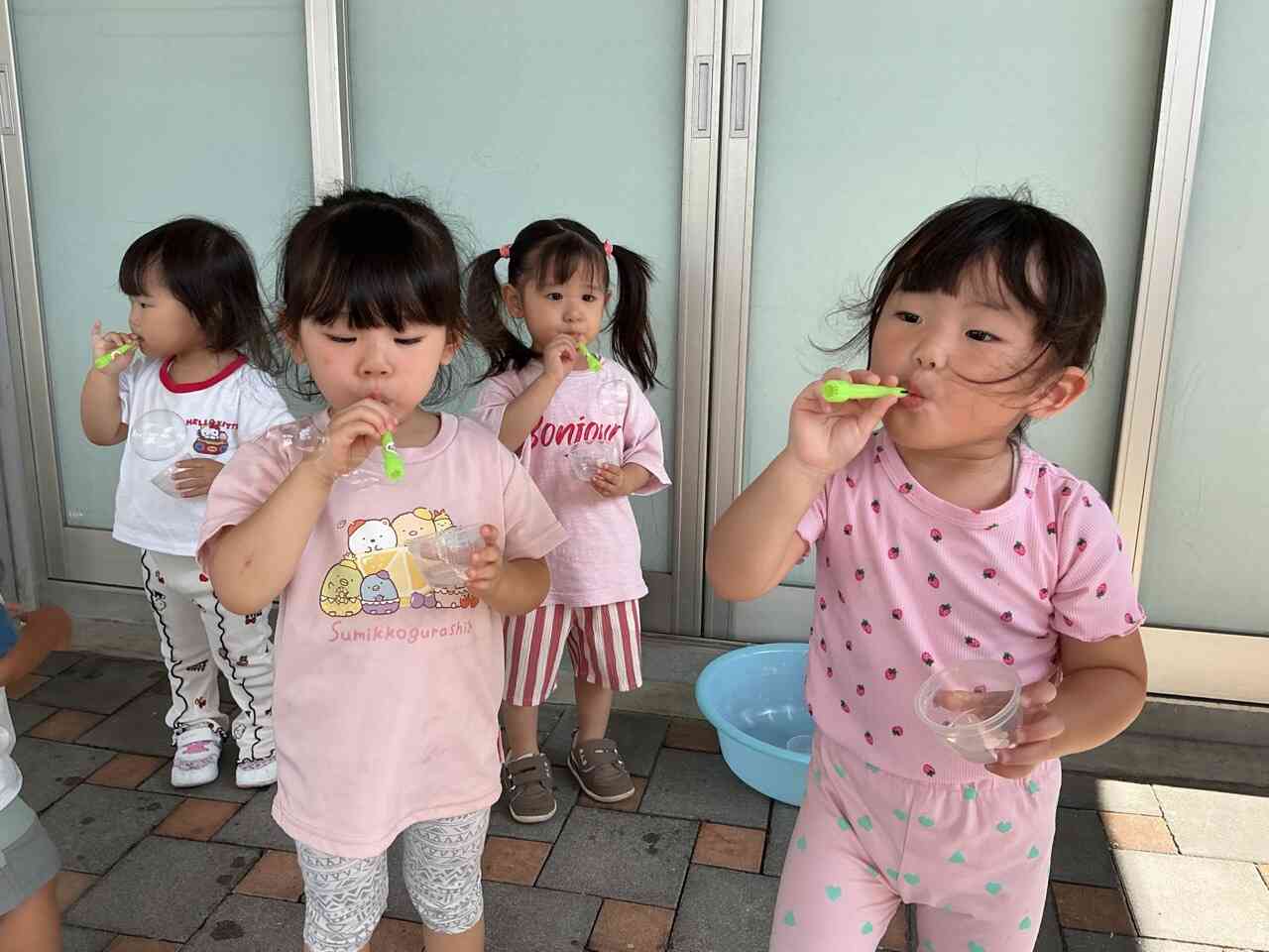 お友だちと仲良く、しゃぼん玉遊びをしました。