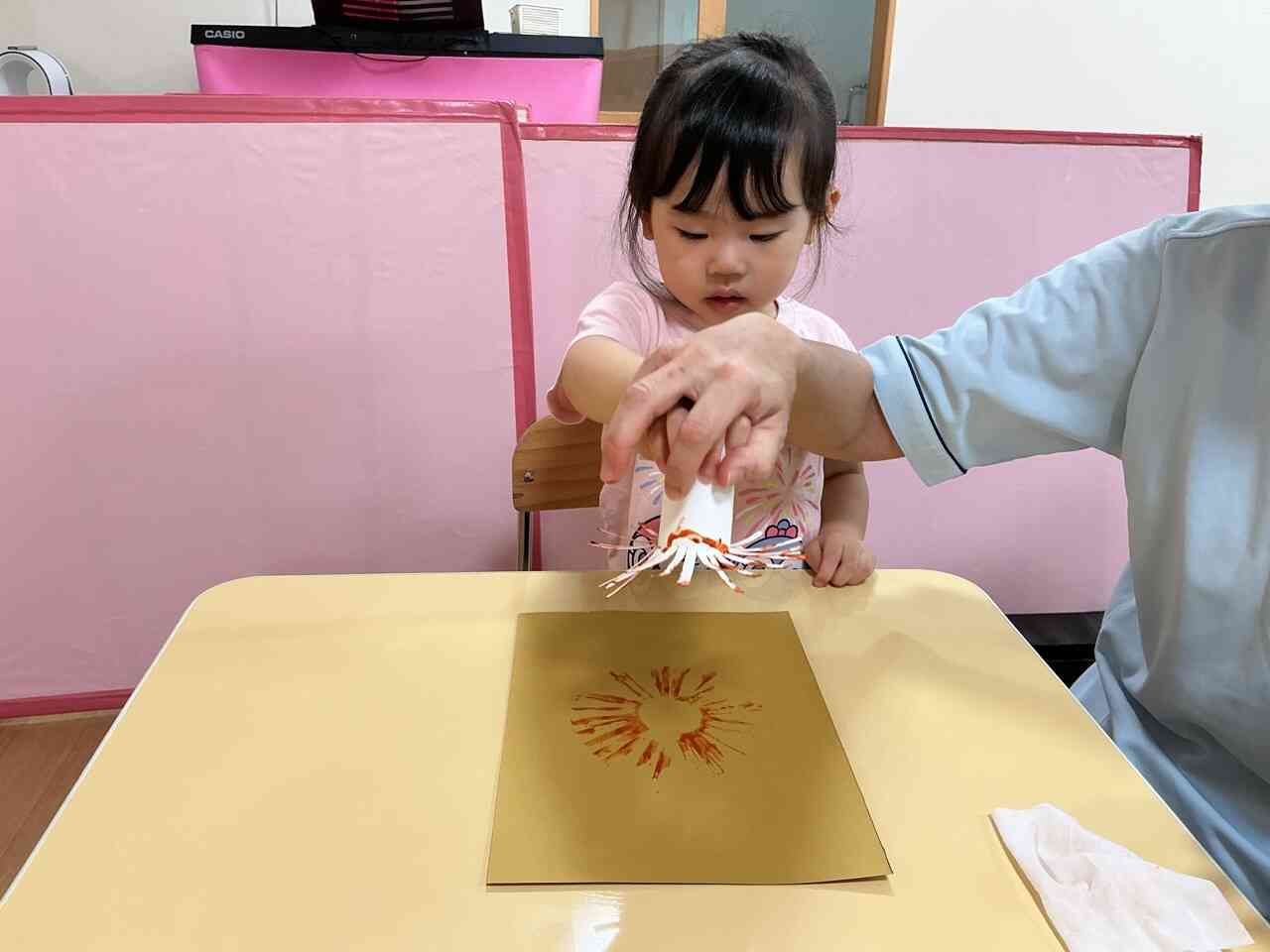 まずは、先生と一緒にペタペタ