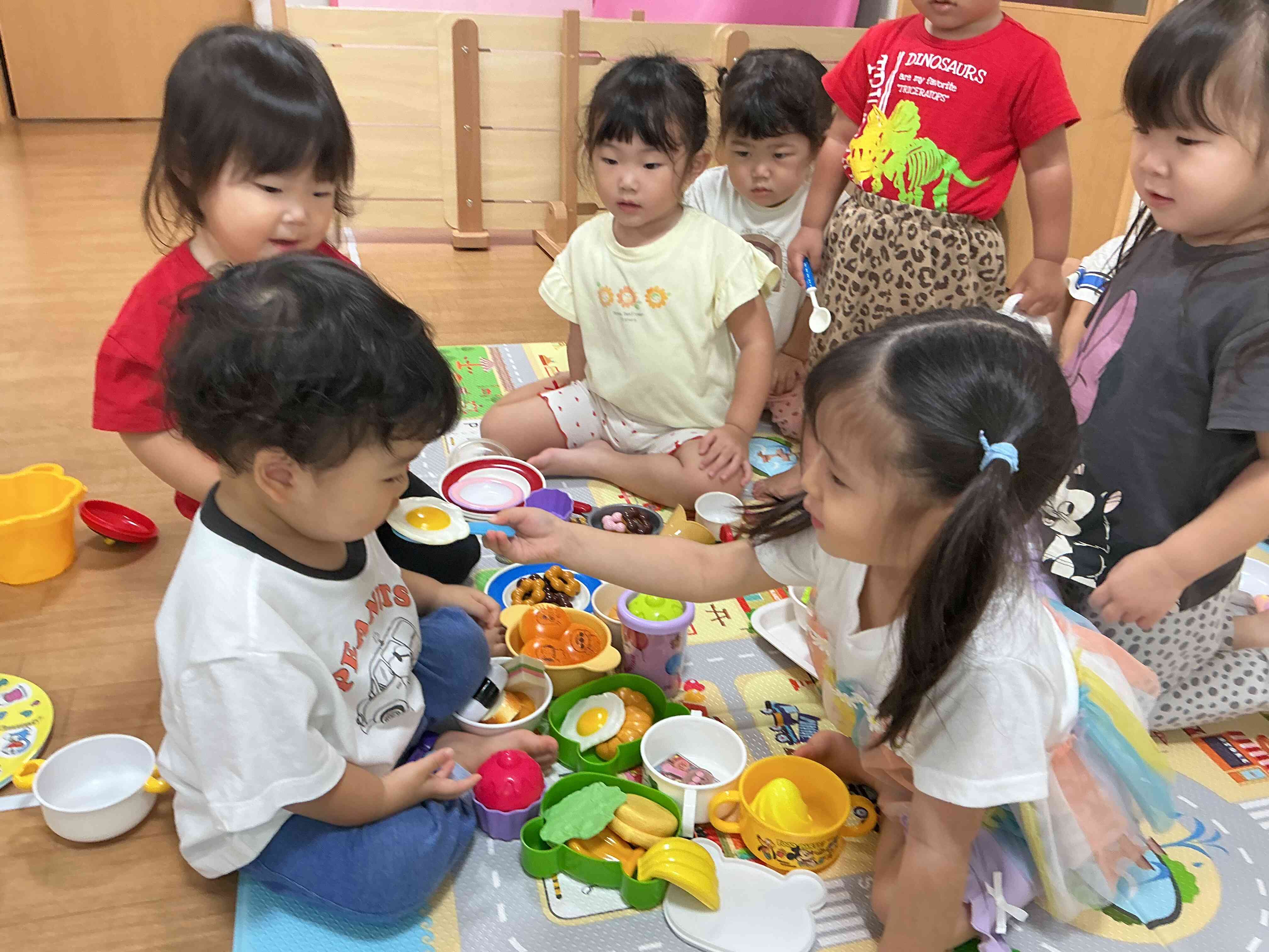 「はい!あ〜ぁん」「おいし?」