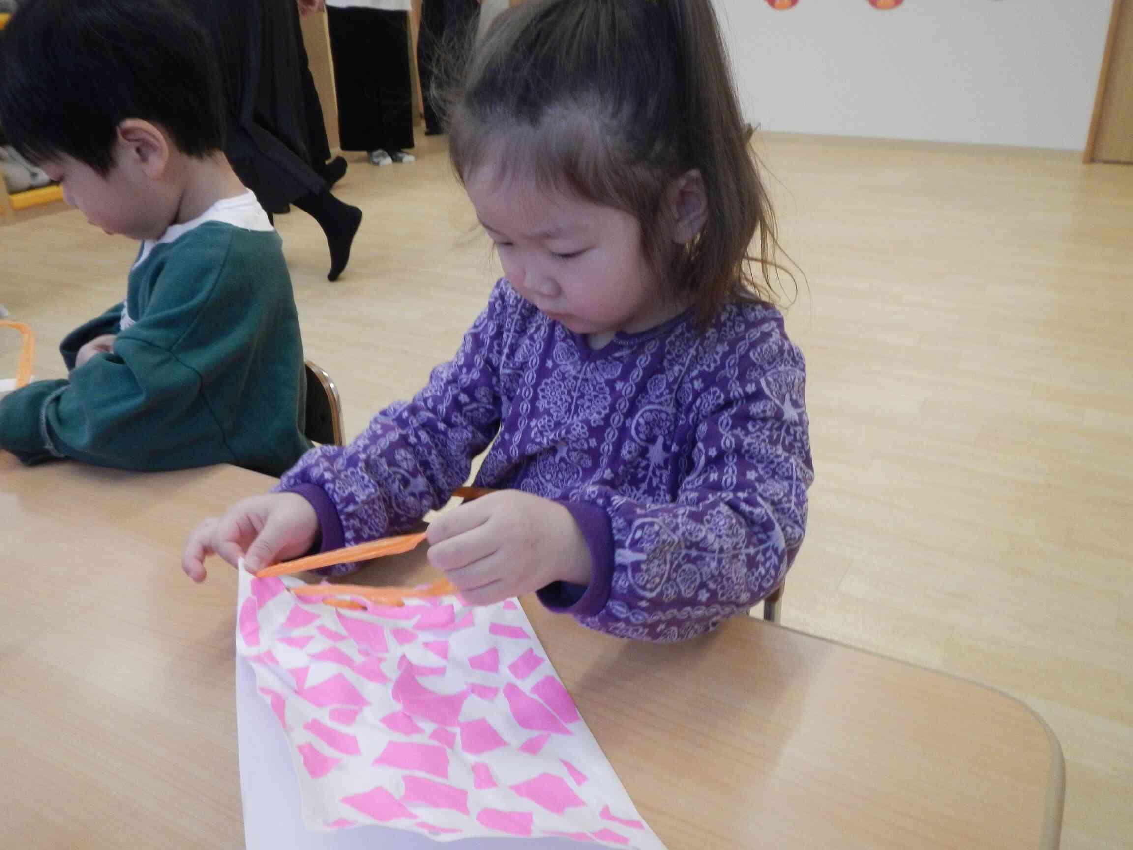 今度は穴に通してみよう! みんな一生懸命頑張りました!