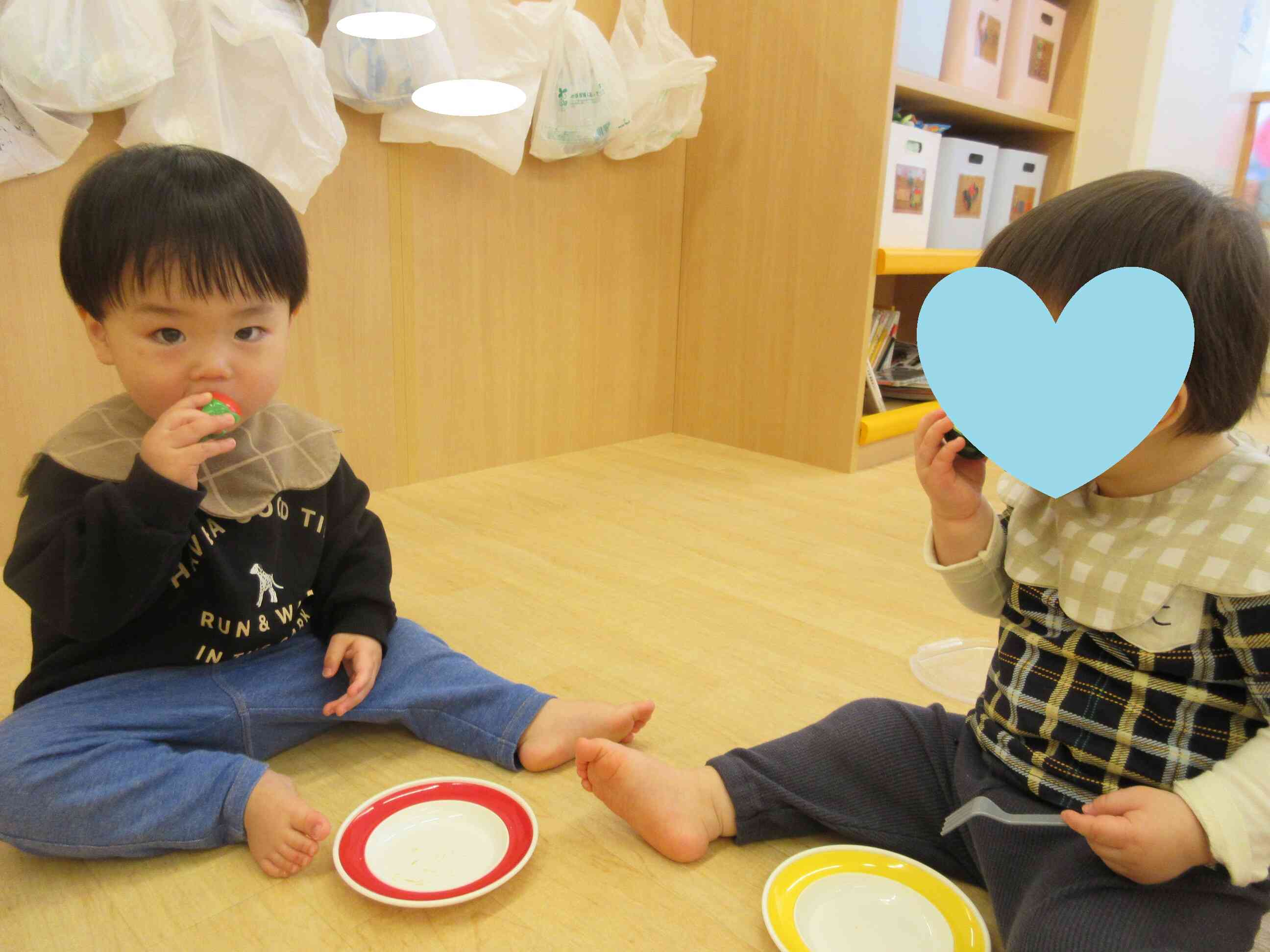 体操が終わったあと、ひよこ組さん（0歳児ｸﾗｽ）はおままごと。“もぐもぐ”