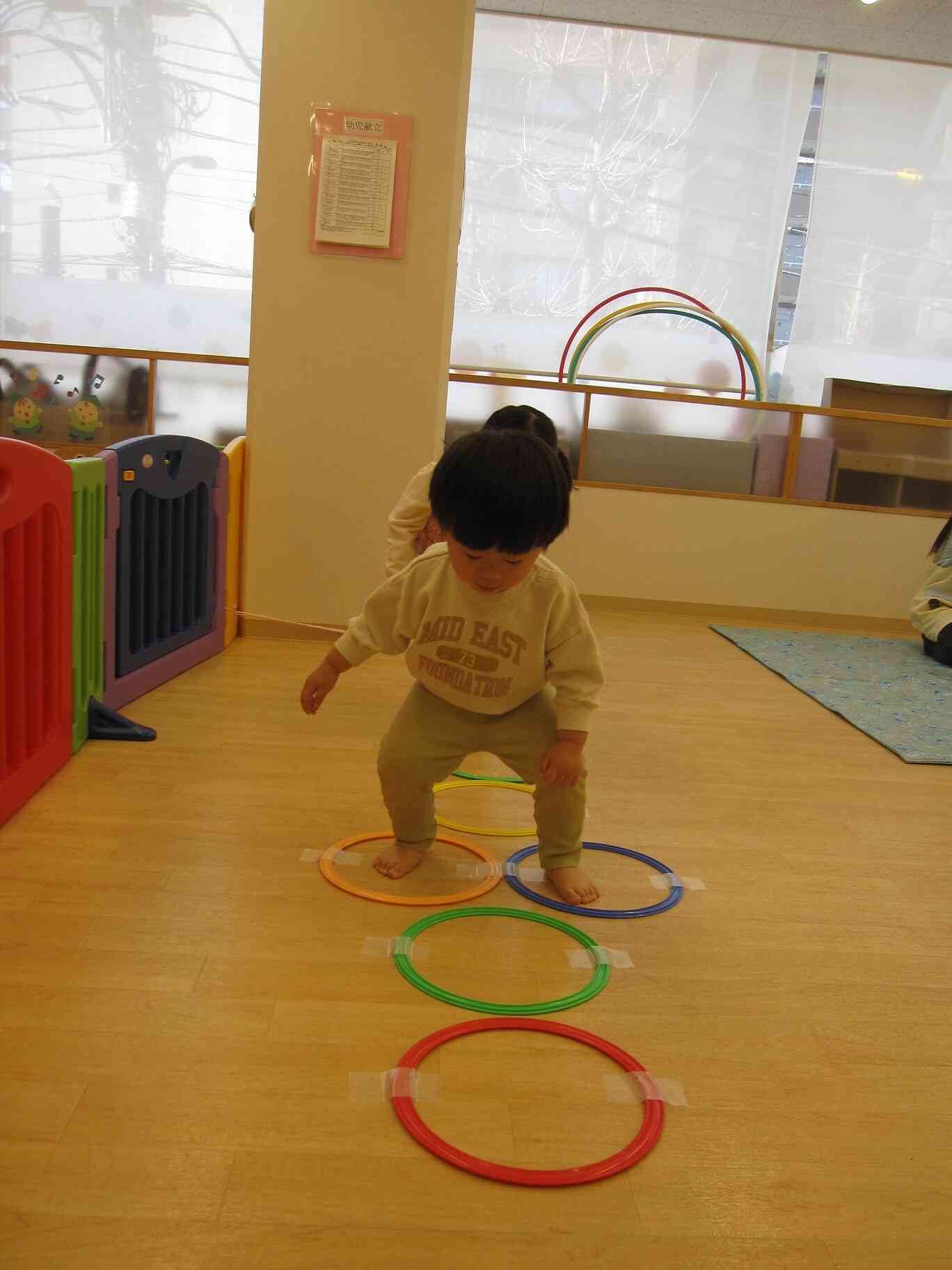 あひる・うさぎ組さん（1･2歳児ｸﾗｽ）はサーキット遊び！　けん・けん・ぱっ！