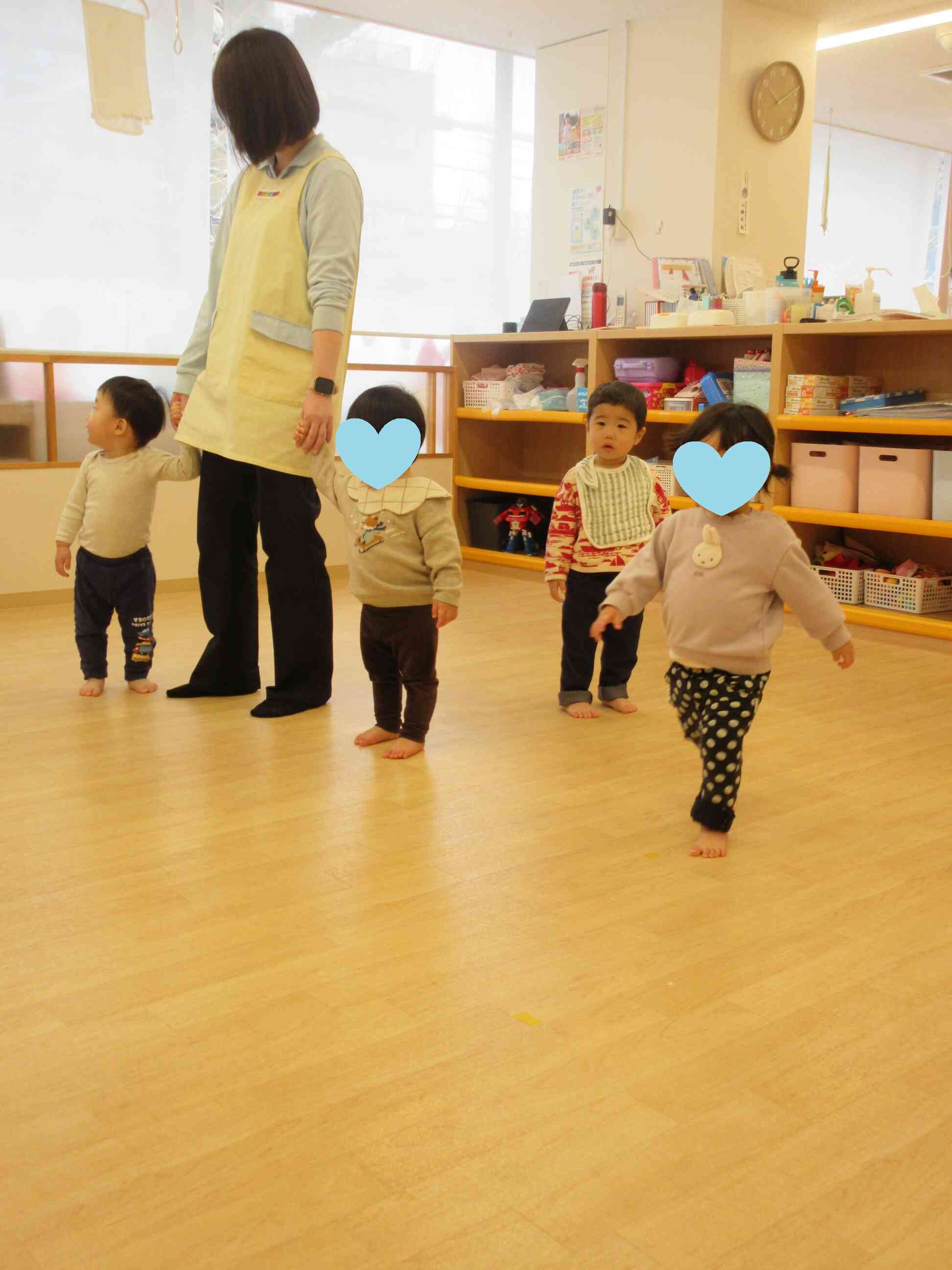 先生のピアノが止まったよ！　みんなもお散歩ストップできるかな？