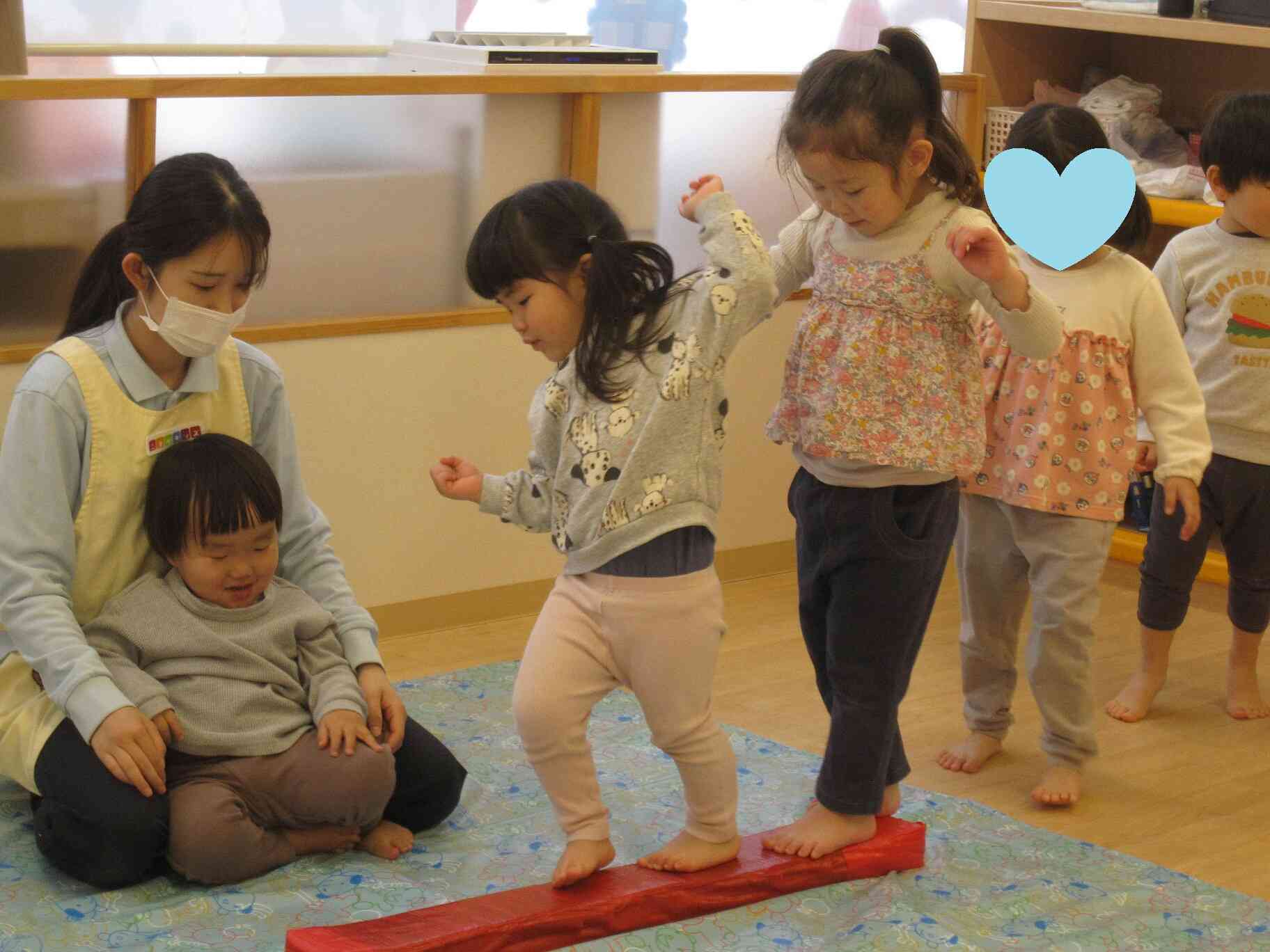 平均台にチャレンジ！　みんな順番に並んで遊んでえらいね！