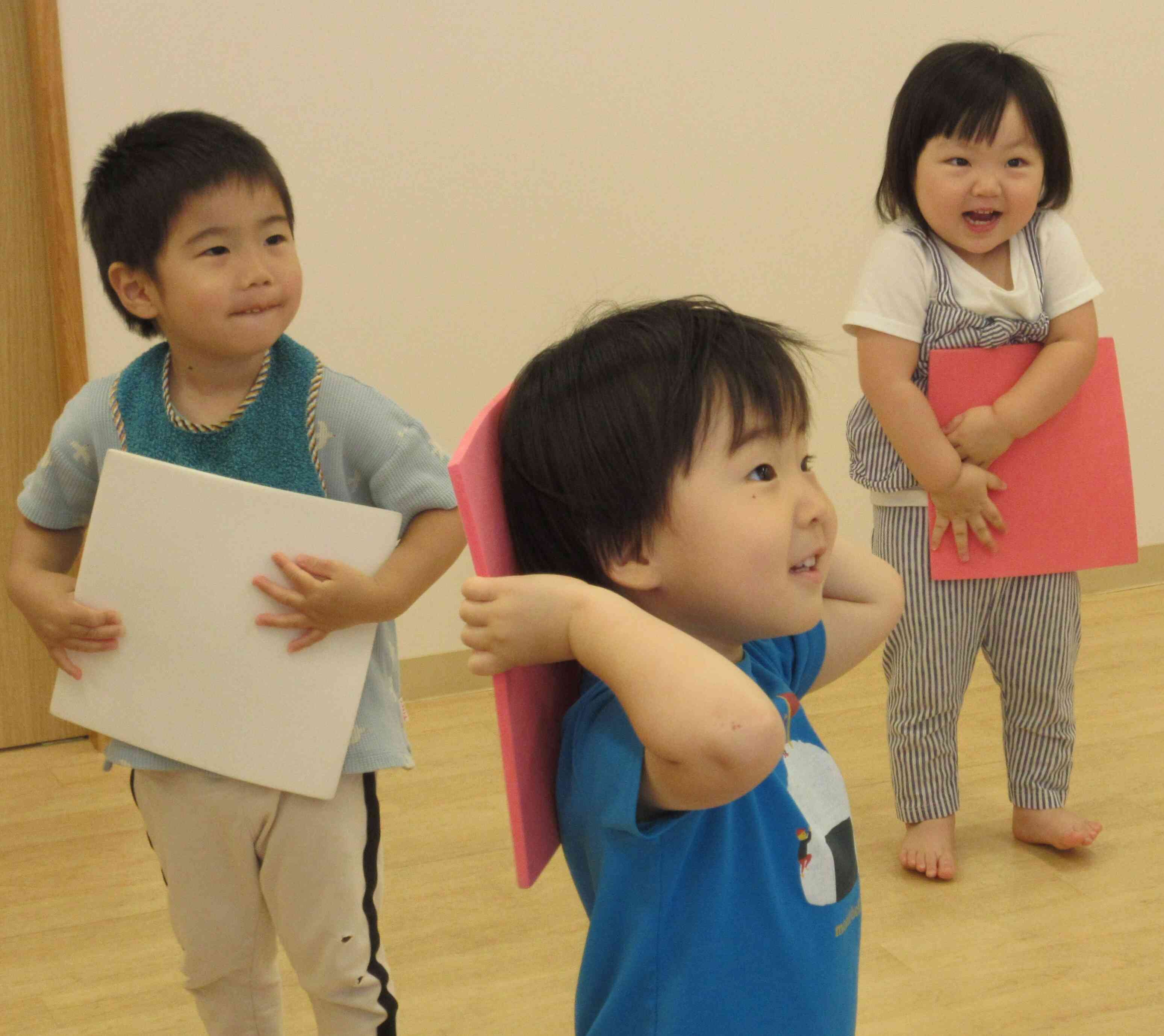 月2回ずつ英語とリトミックがあります♪
