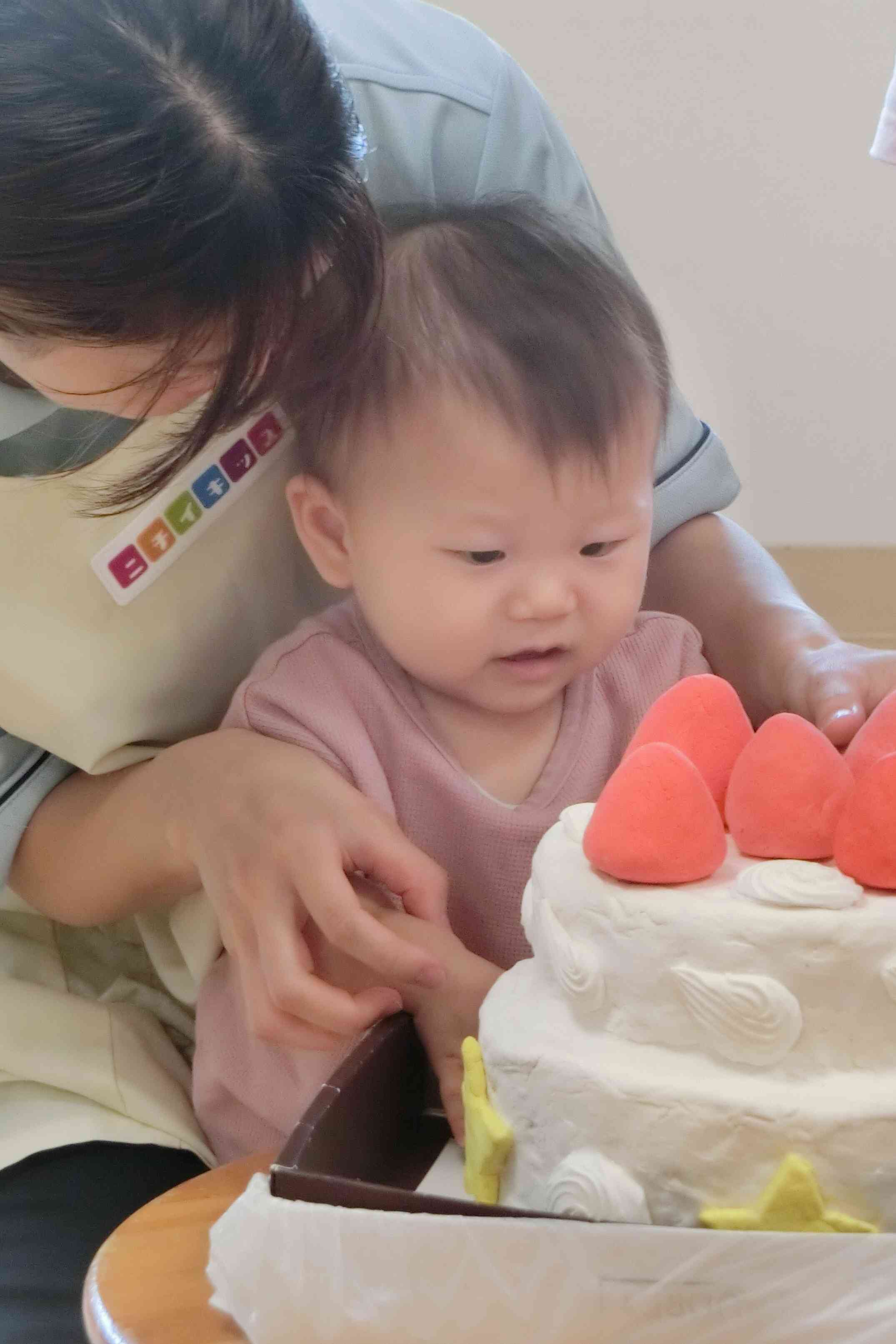 ケーキに飾り付けをしたよ