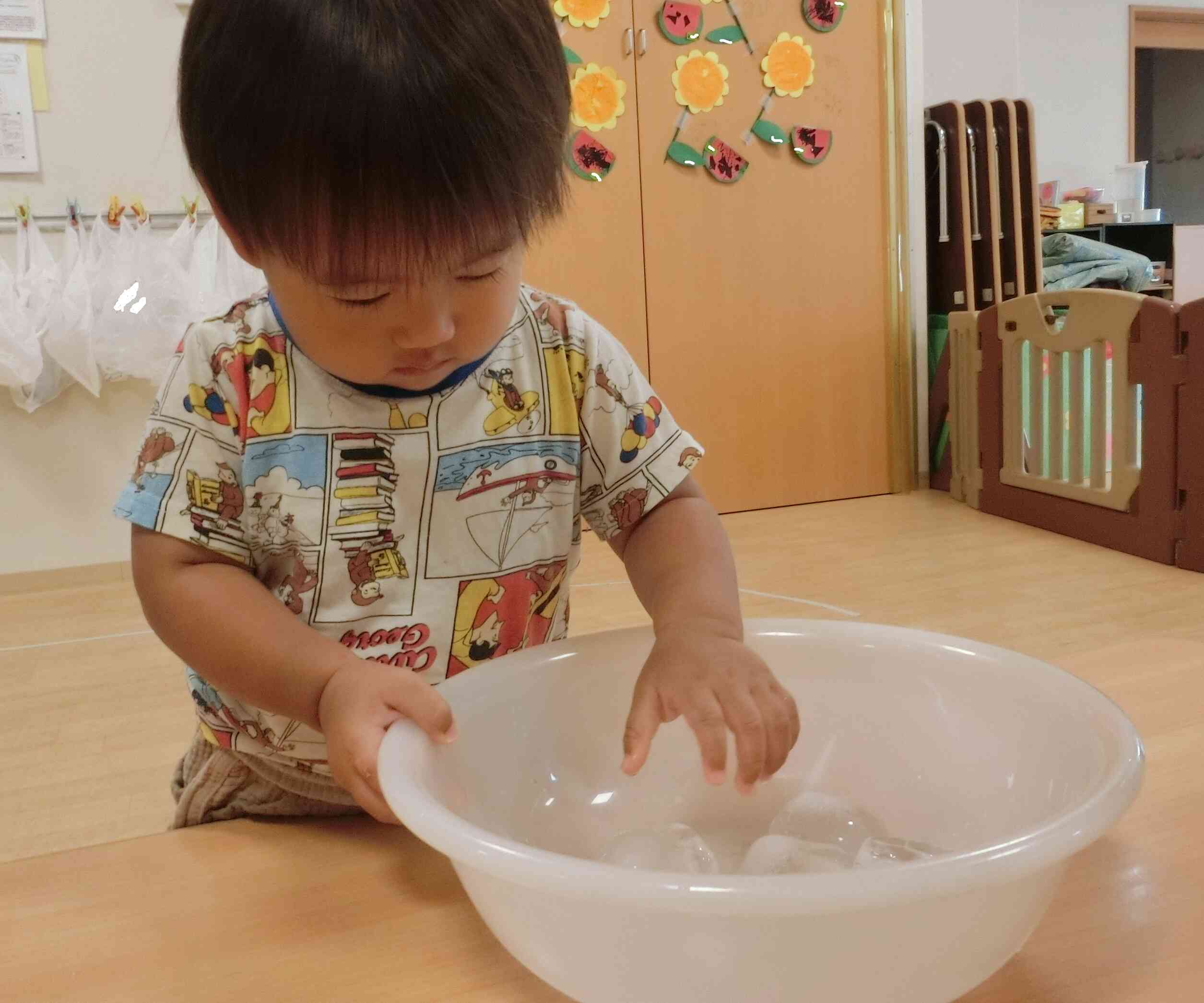 氷あそび~あひる組(1歳児)~