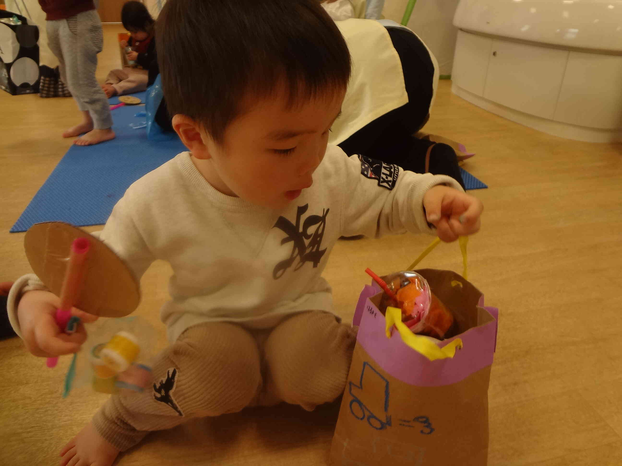 ジュースこぼれないようにしなくっちゃ…　　ああ！もう入らない…