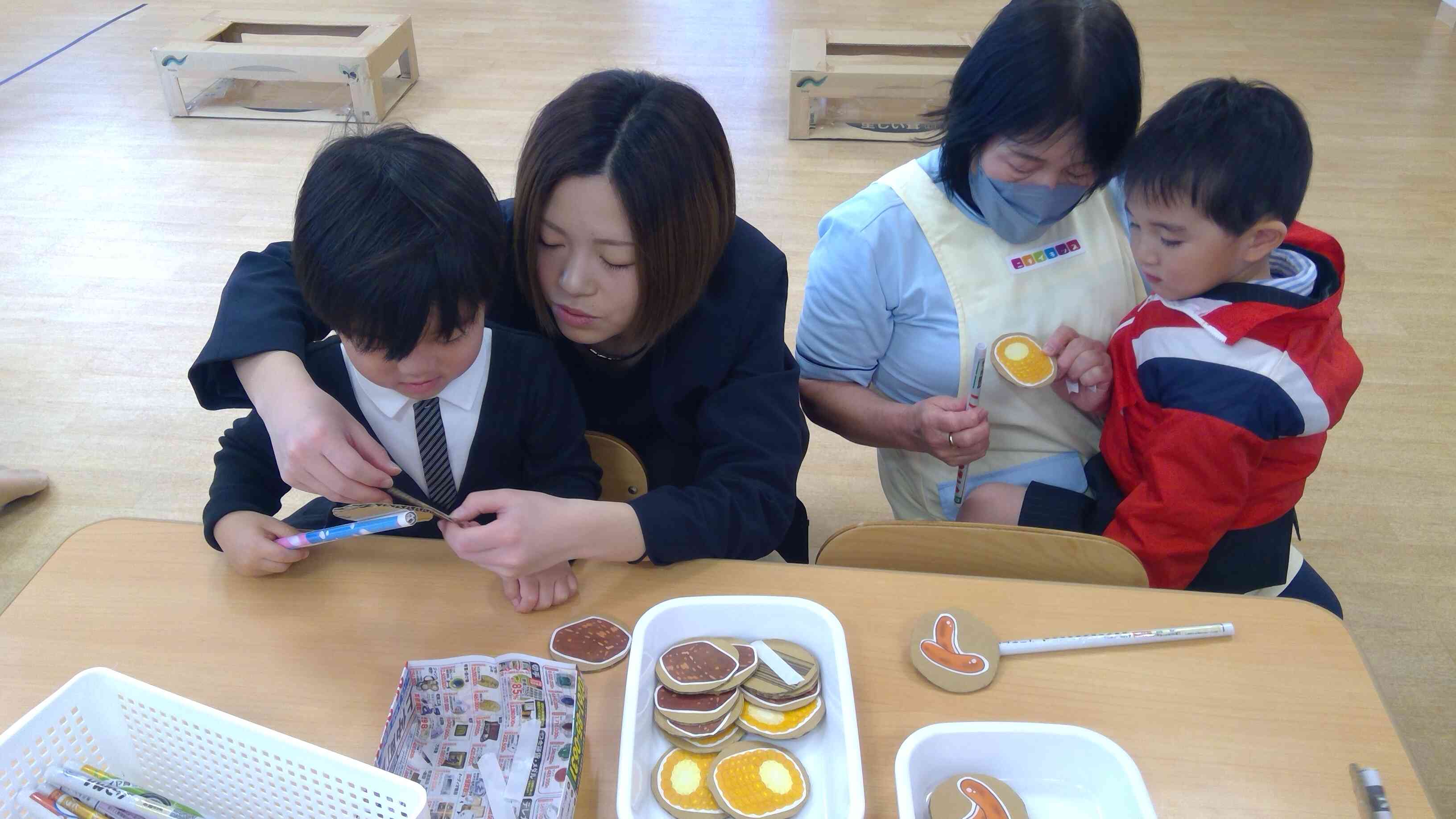 お家の人と一緒にBBQ用の肉や魚に串刺しを作りました。コーンにしようかな？ウィンナーにする？