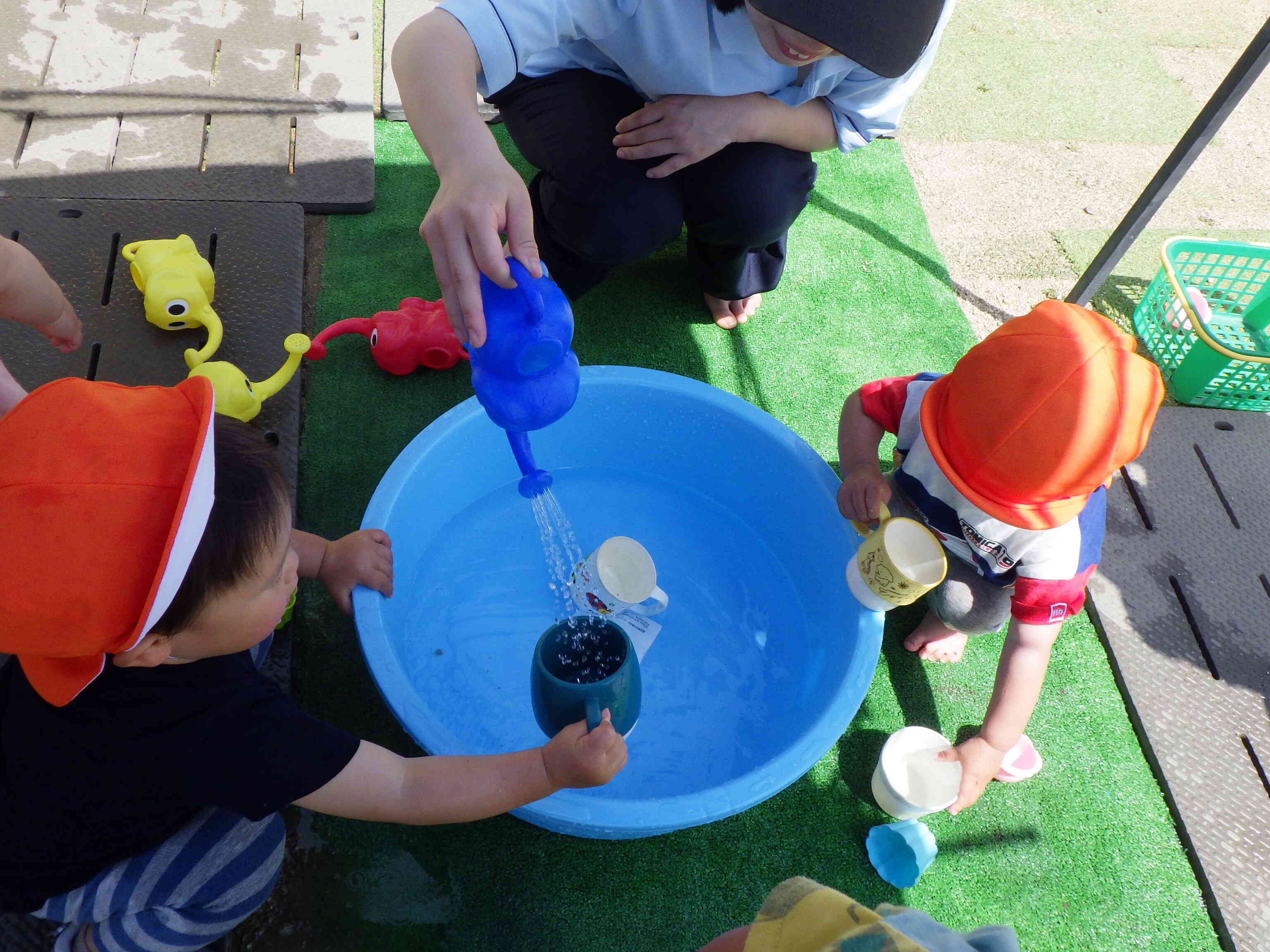 汲んだり、あけたり、パチャパチャしたり。