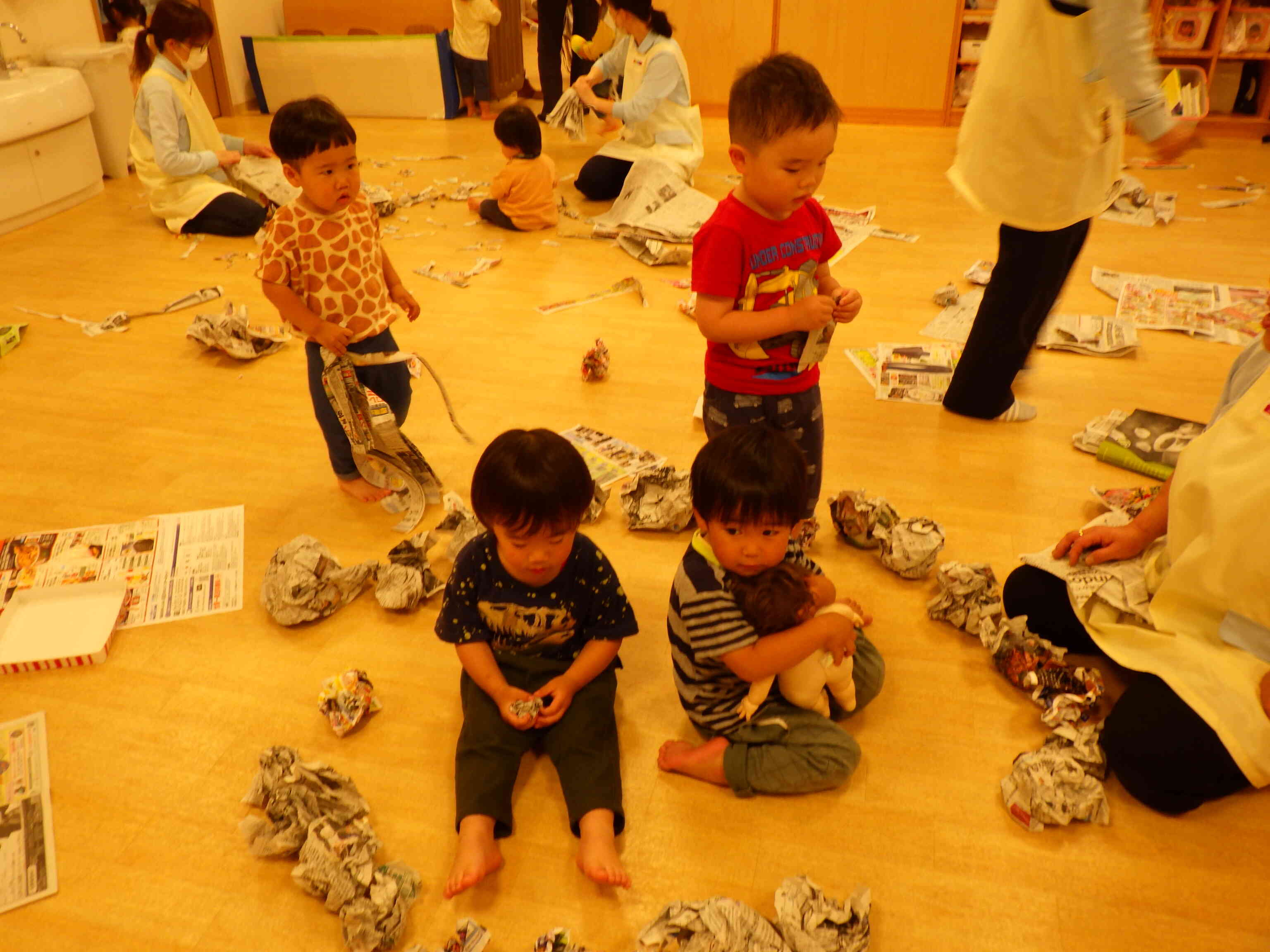 みんなで新聞紙遊び