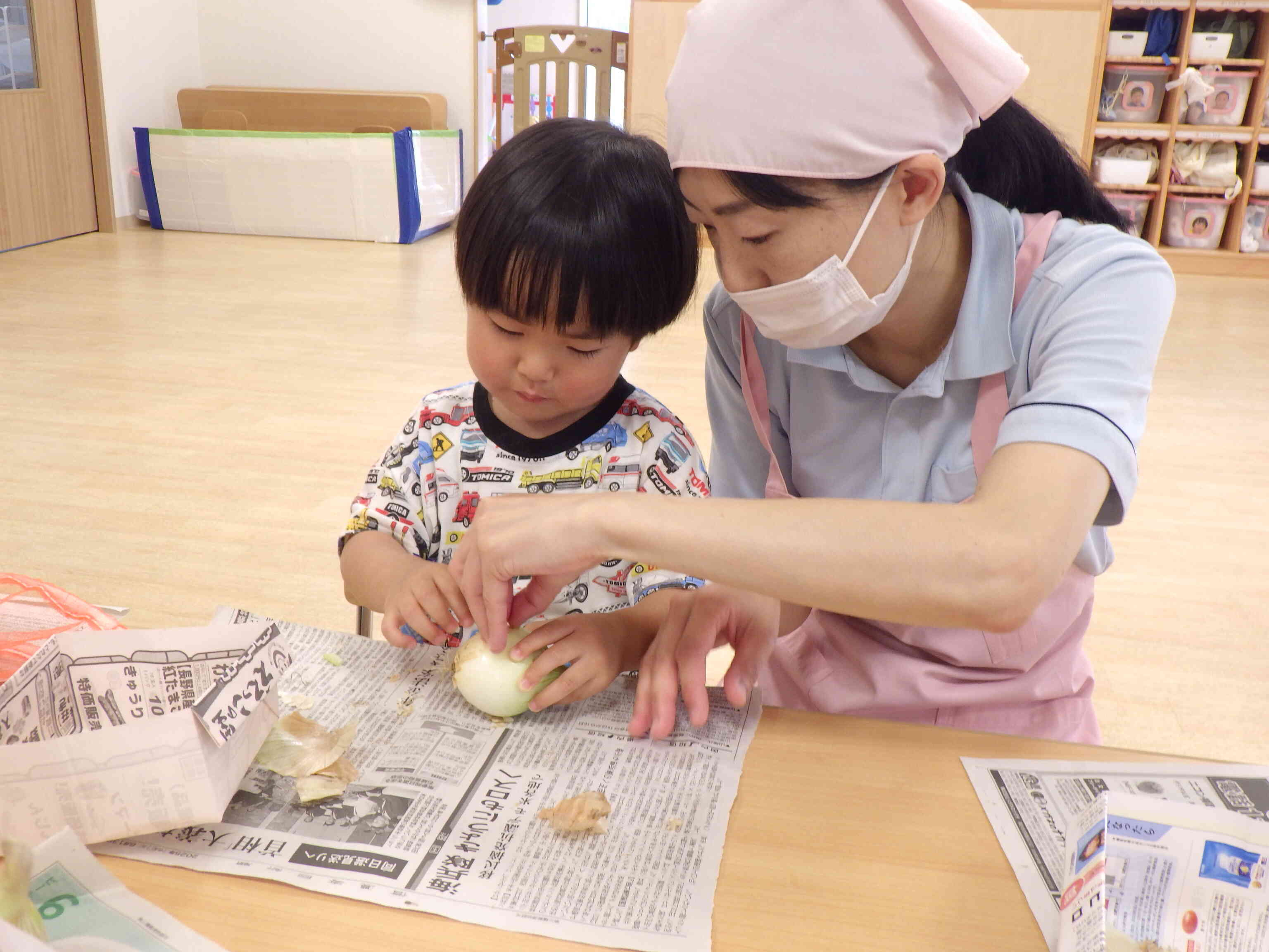 こっちの手で、たまねぎを押さえてみようか。　ここをつまんでごらん。「これでいい？」