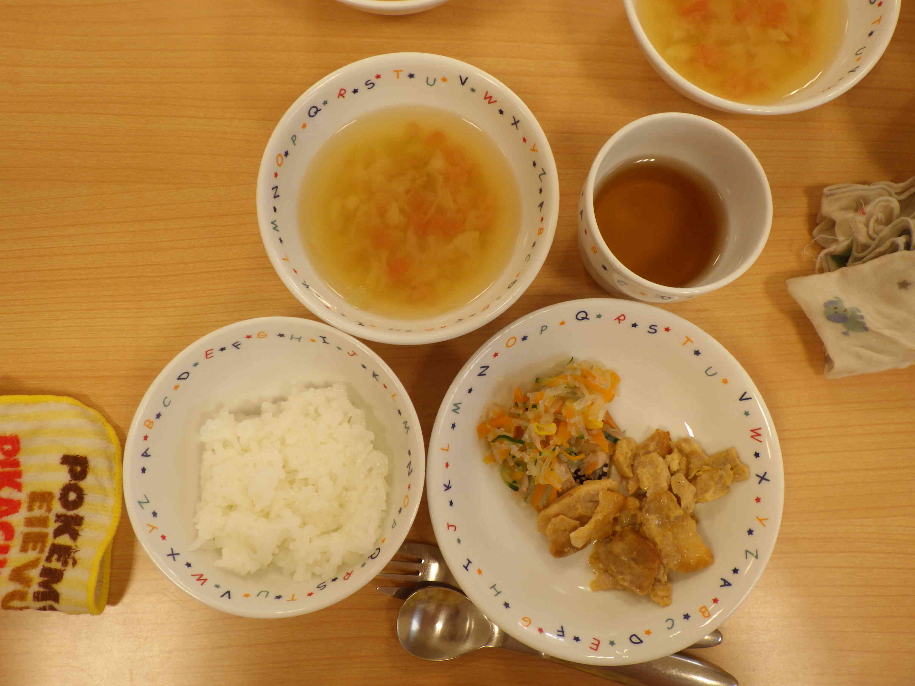 今日の給食のお味噌汁に、みんなが収穫した玉ねぎが入っています