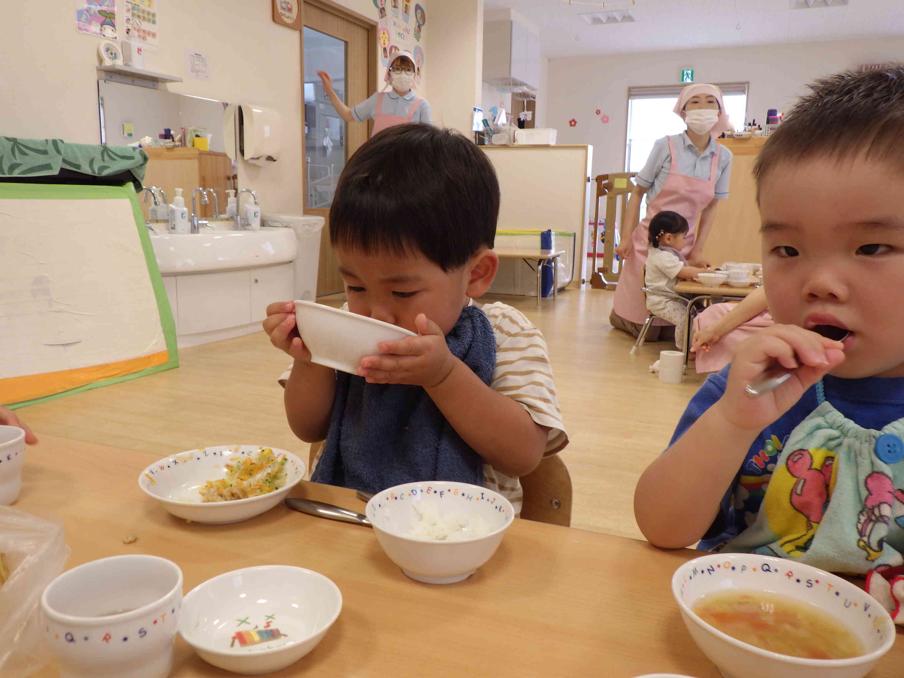 「おいしいね！」「玉ねぎだけ、食べてみるか…」