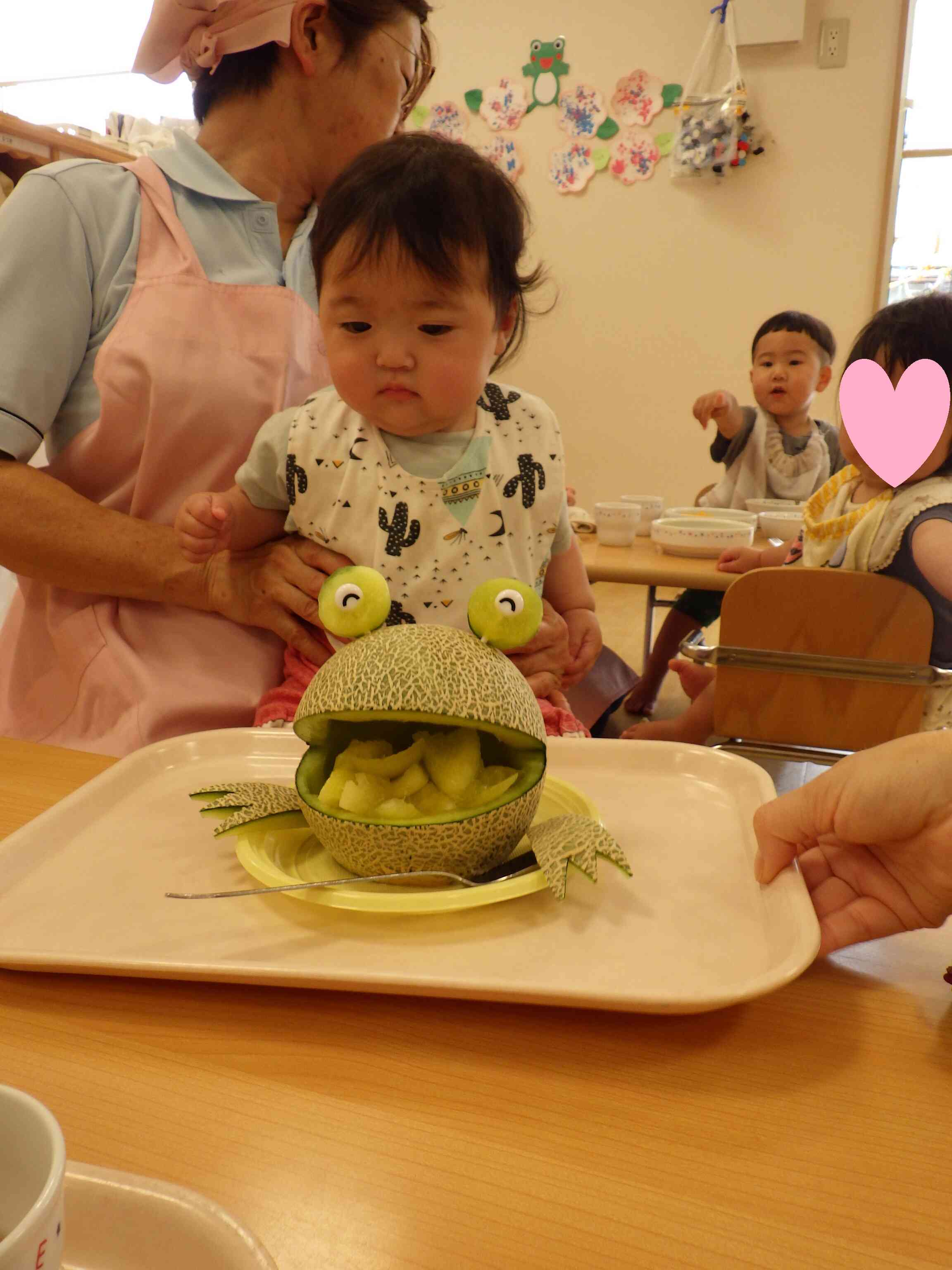ひよこ組の友だちにも、カエルさん、ごあいさつ！