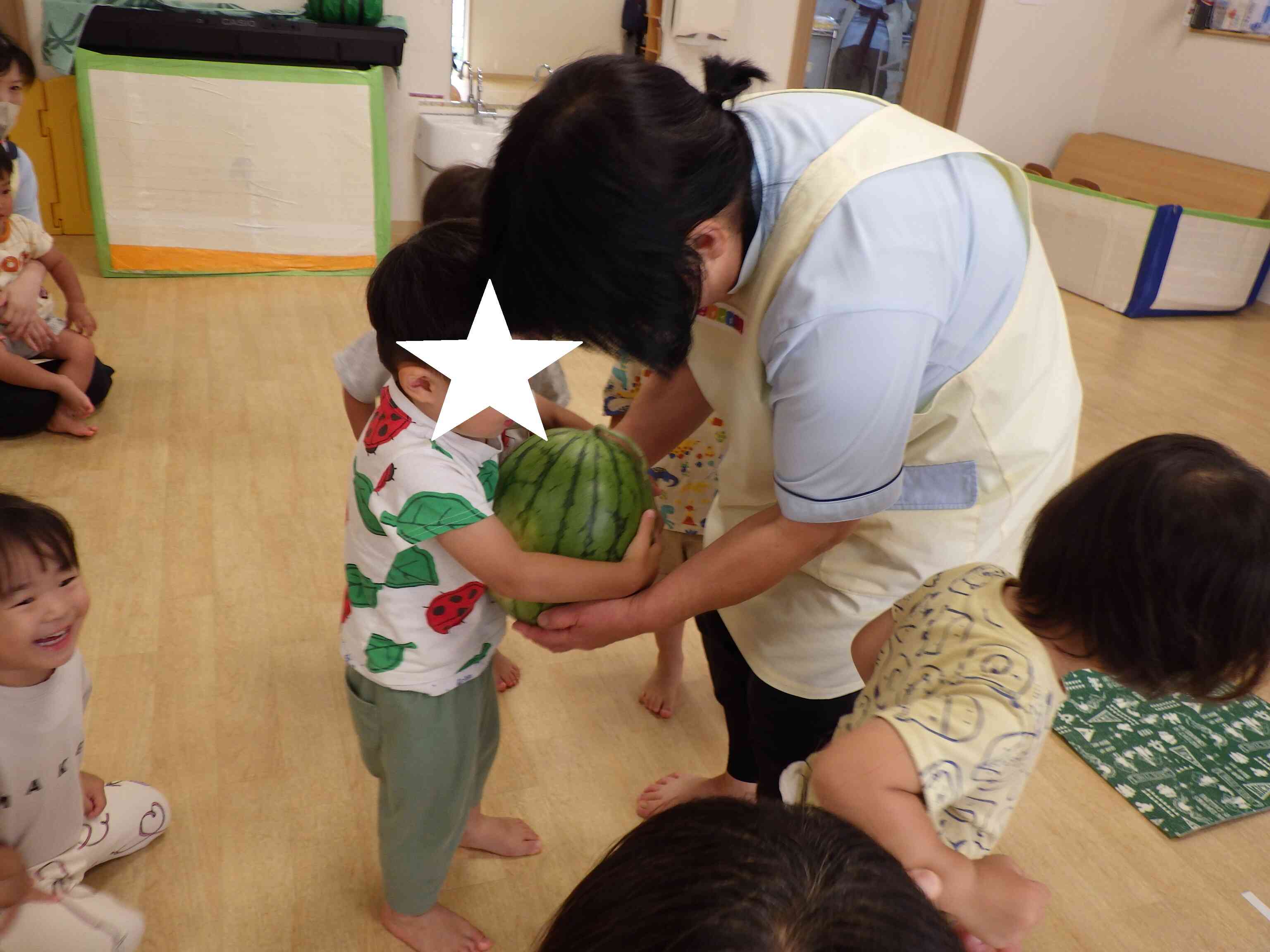 ピンポ~ン! 誰かな? わあ~!大きなスイカだ!