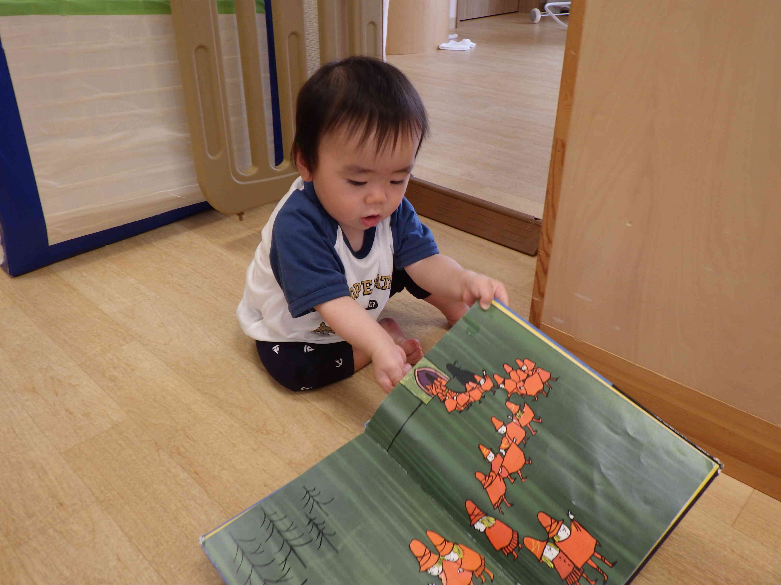 絵本も大好きです。大きな絵本を見つけて夢中です