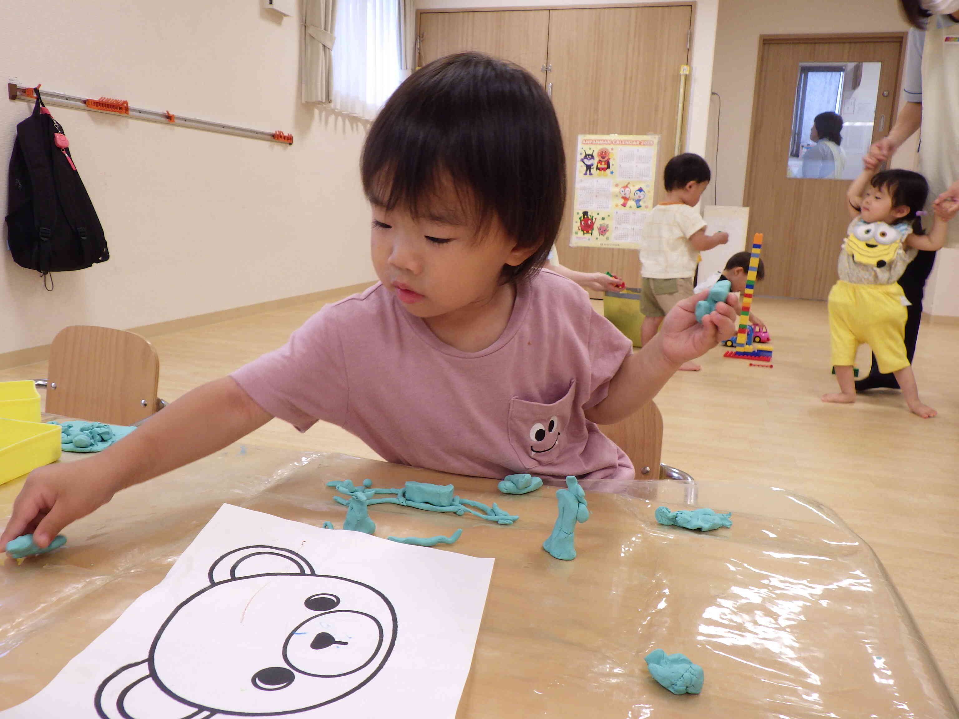 粘土で、線路を作ったよ