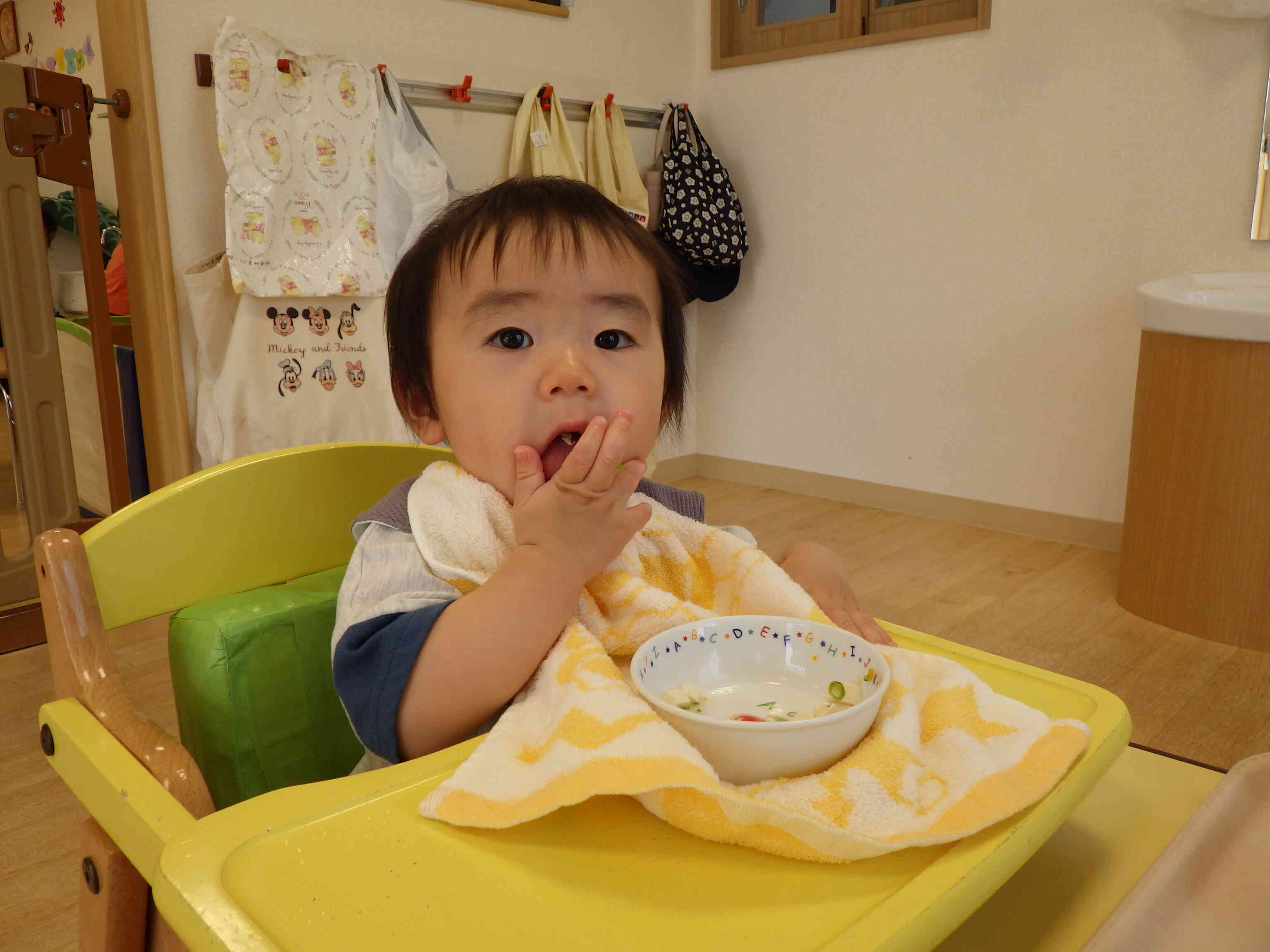 何でもたべるよ。手づかみでもじょうずにたべてるね
