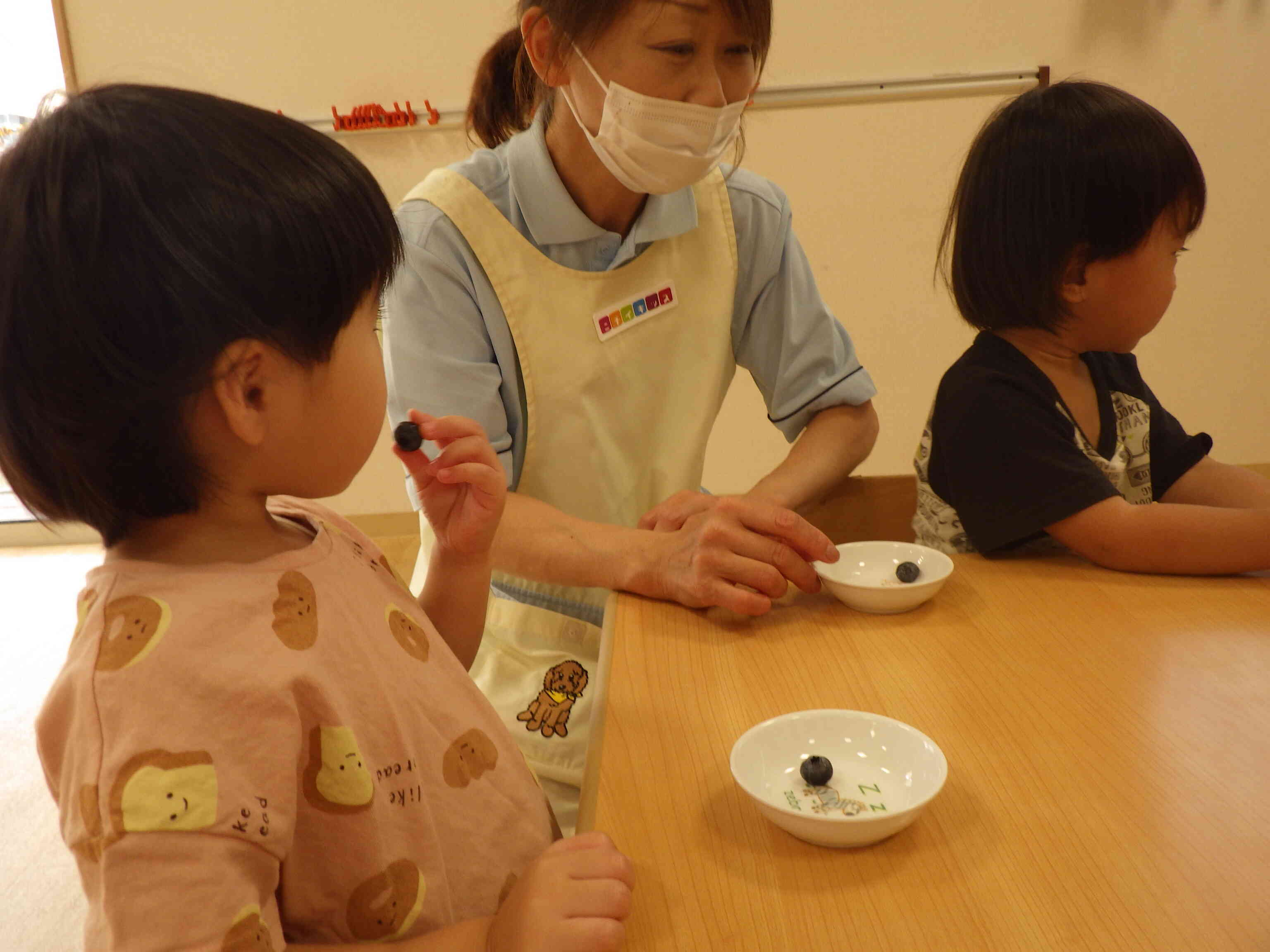 おやつに、ブルーベリーを食べました。「あまい！」