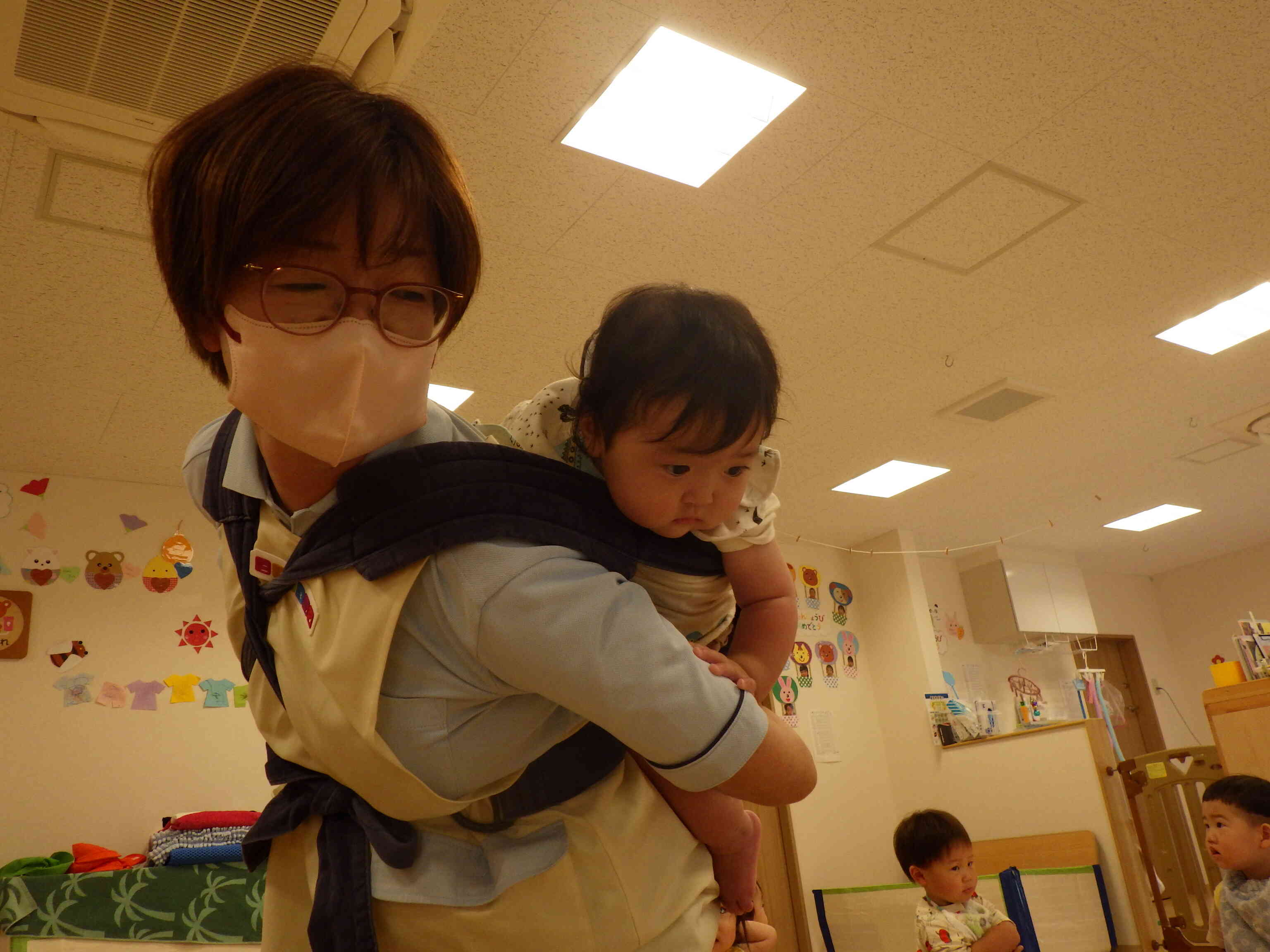 ひよこ組の友だちは、おんぶしてもらって、鍋を見ました