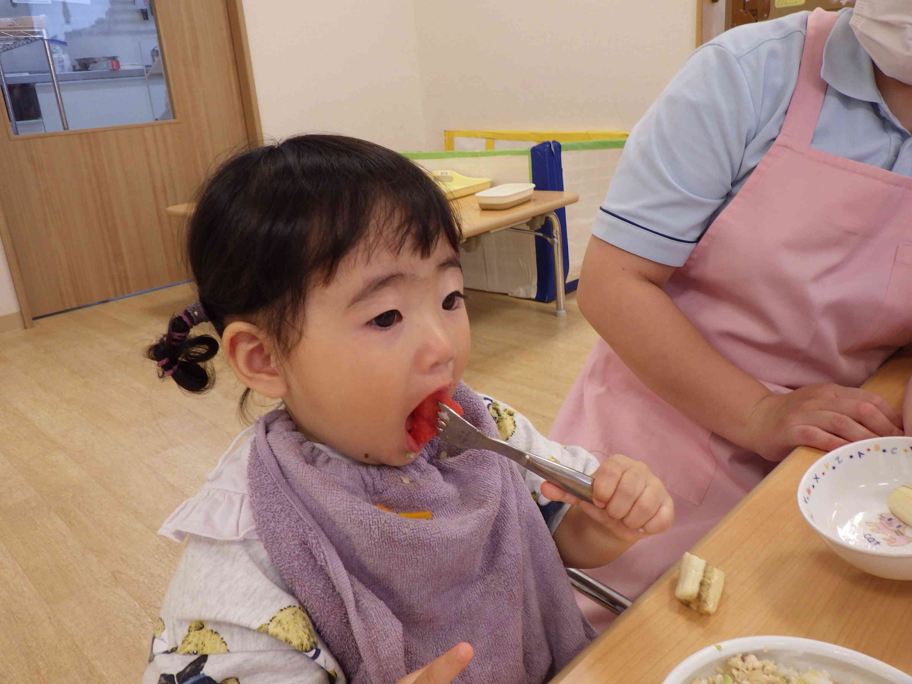 私、スイカ、食べられるようになったわ♡