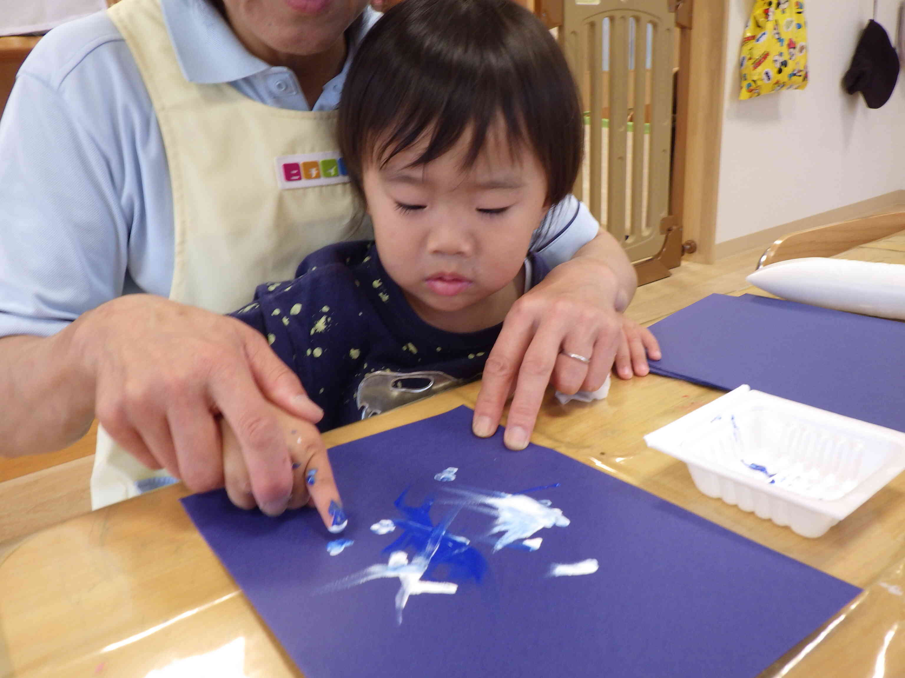 指で絵の具を、つんつ～ん！　夜空をイメージ⁈