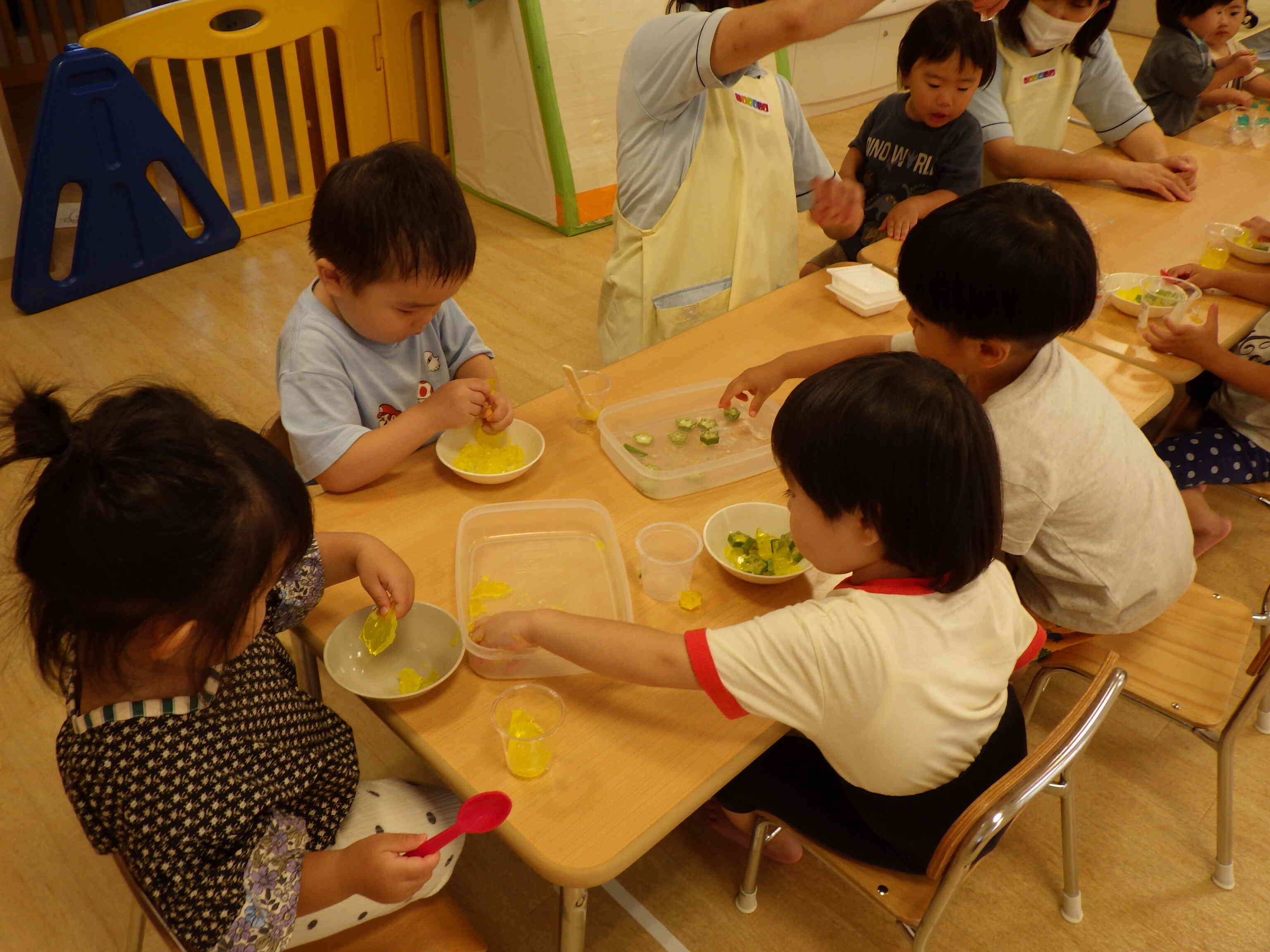 今日の感触は? ぷるぷる。 えっ! オクラ?