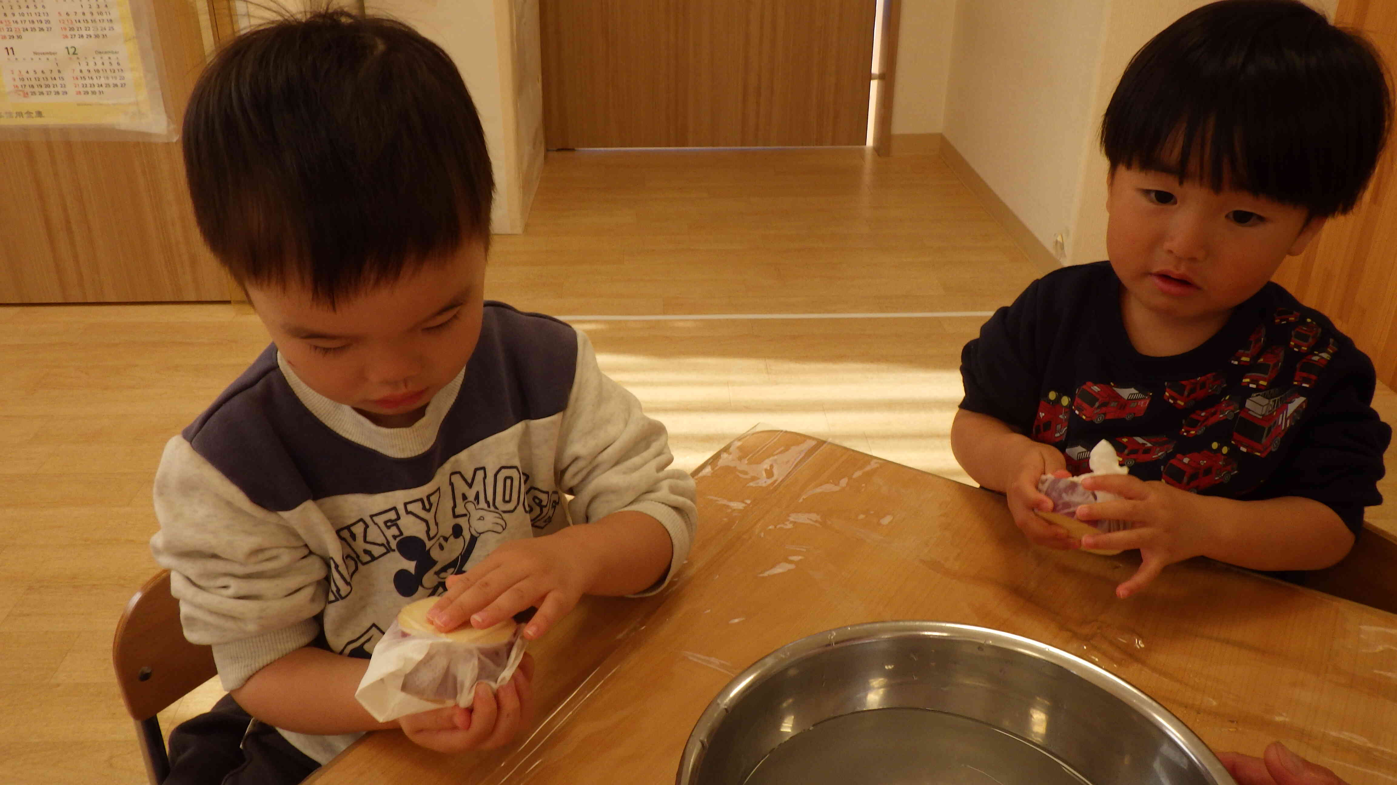 お芋を巻き巻き、包んじゃうぞ！