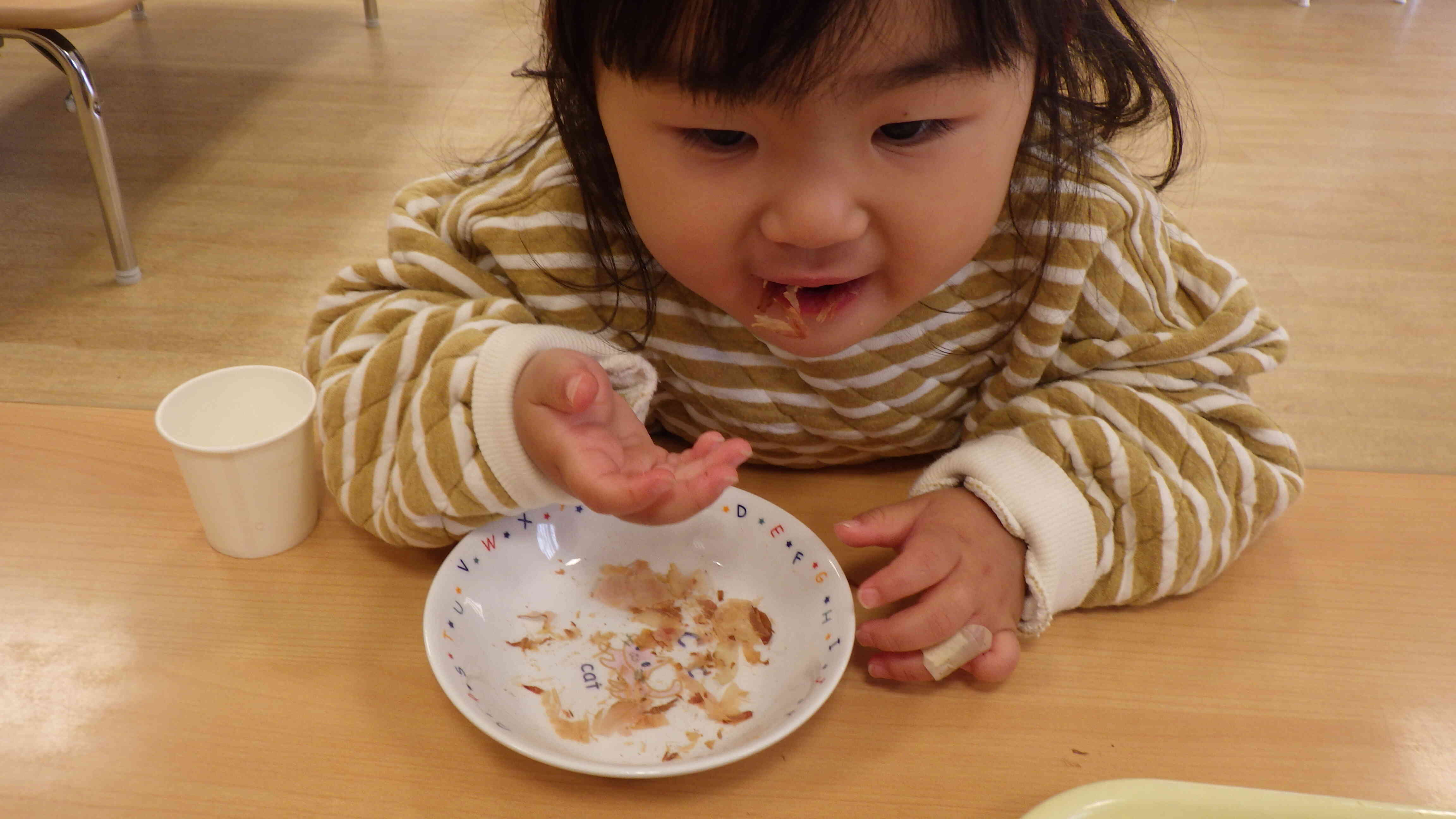 あれ？くっついてる？ひげだ！　紙コップにはお出汁です。おかわりしましたよ