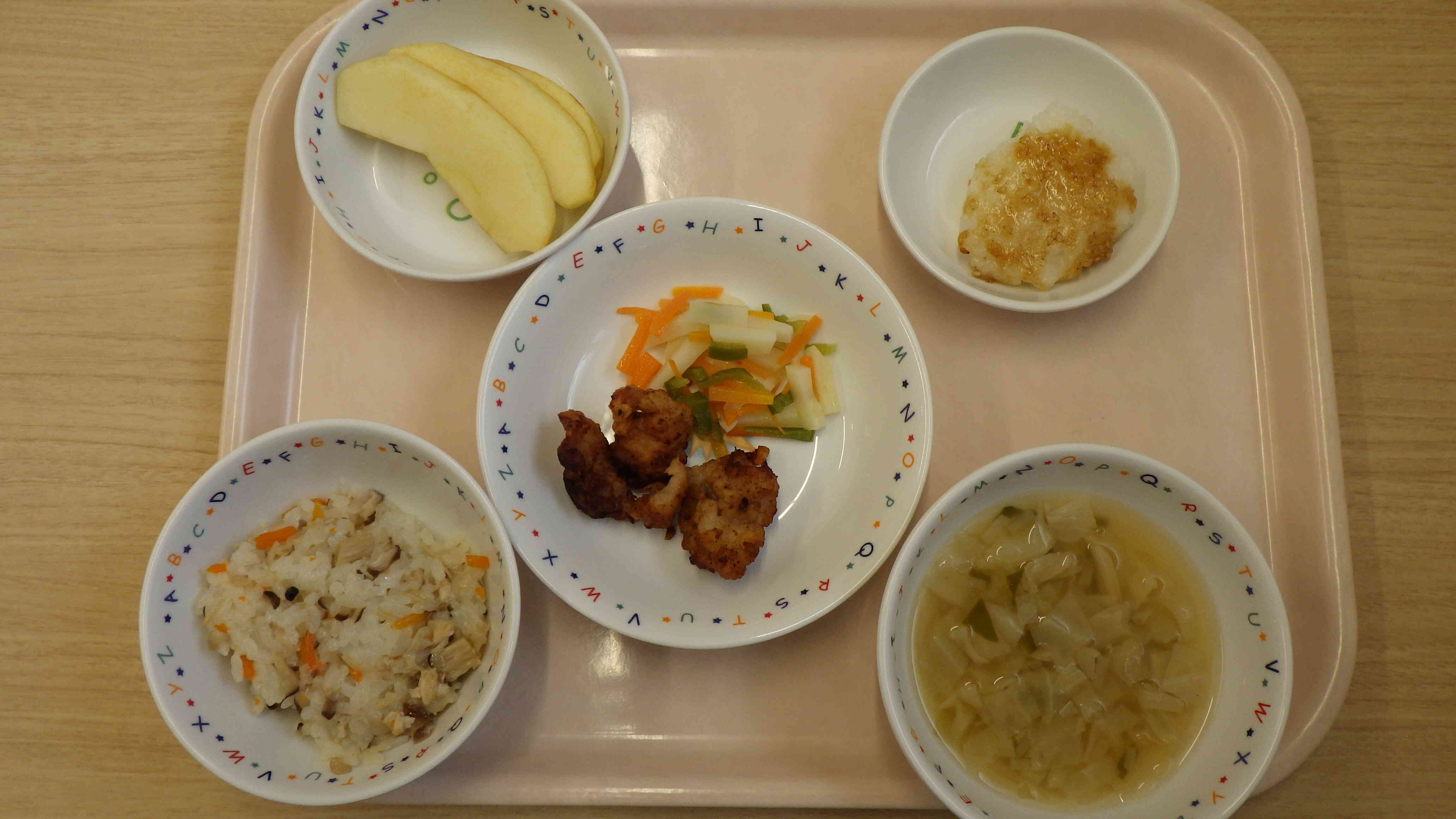 山賊焼　シャキシャキ炒め　きのこたっぷり混ぜご飯　キャベツのお味噌汁　松本産りんご　おやつは五平餅です