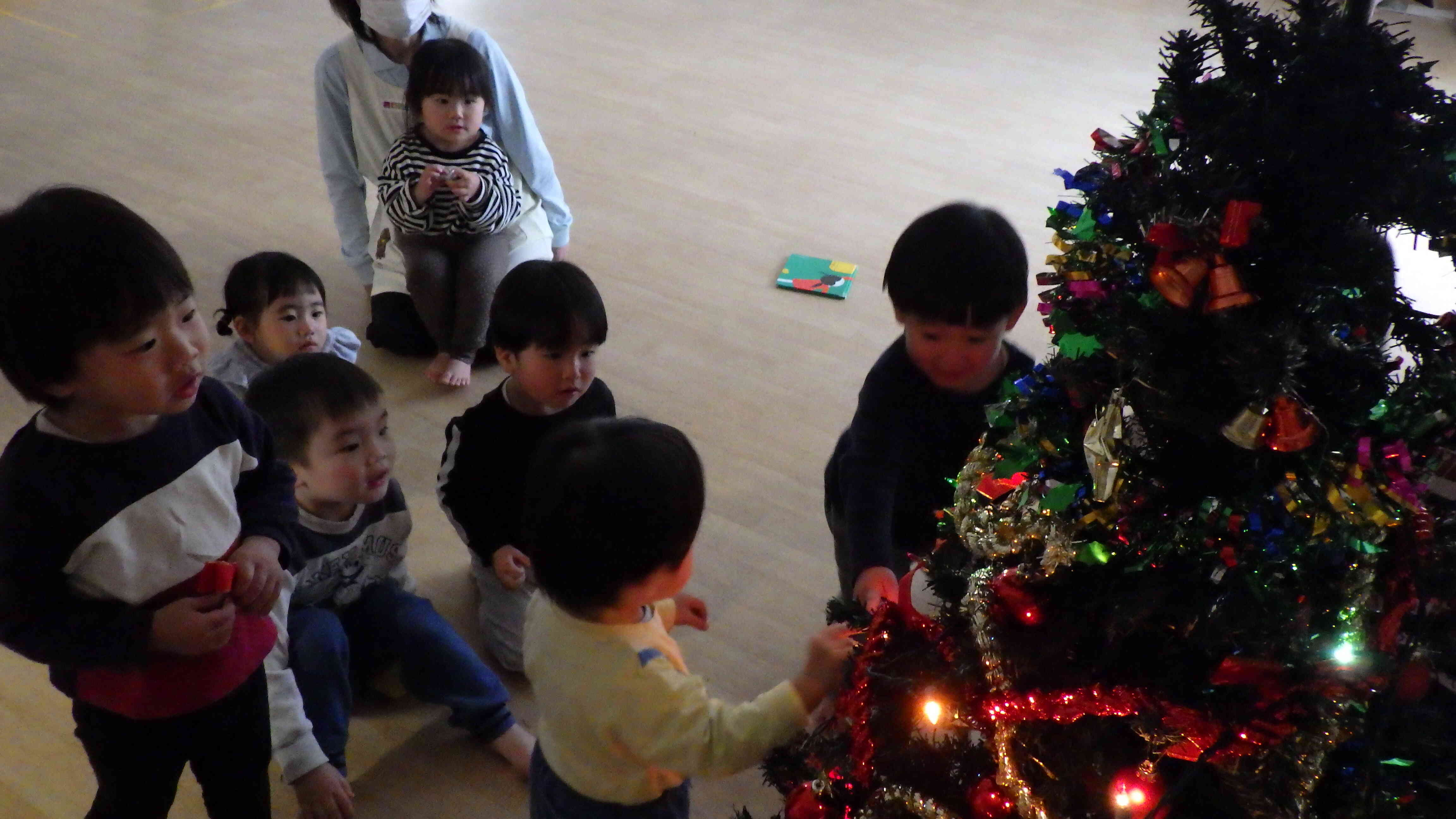 クリスマスツリーをかざったよ！