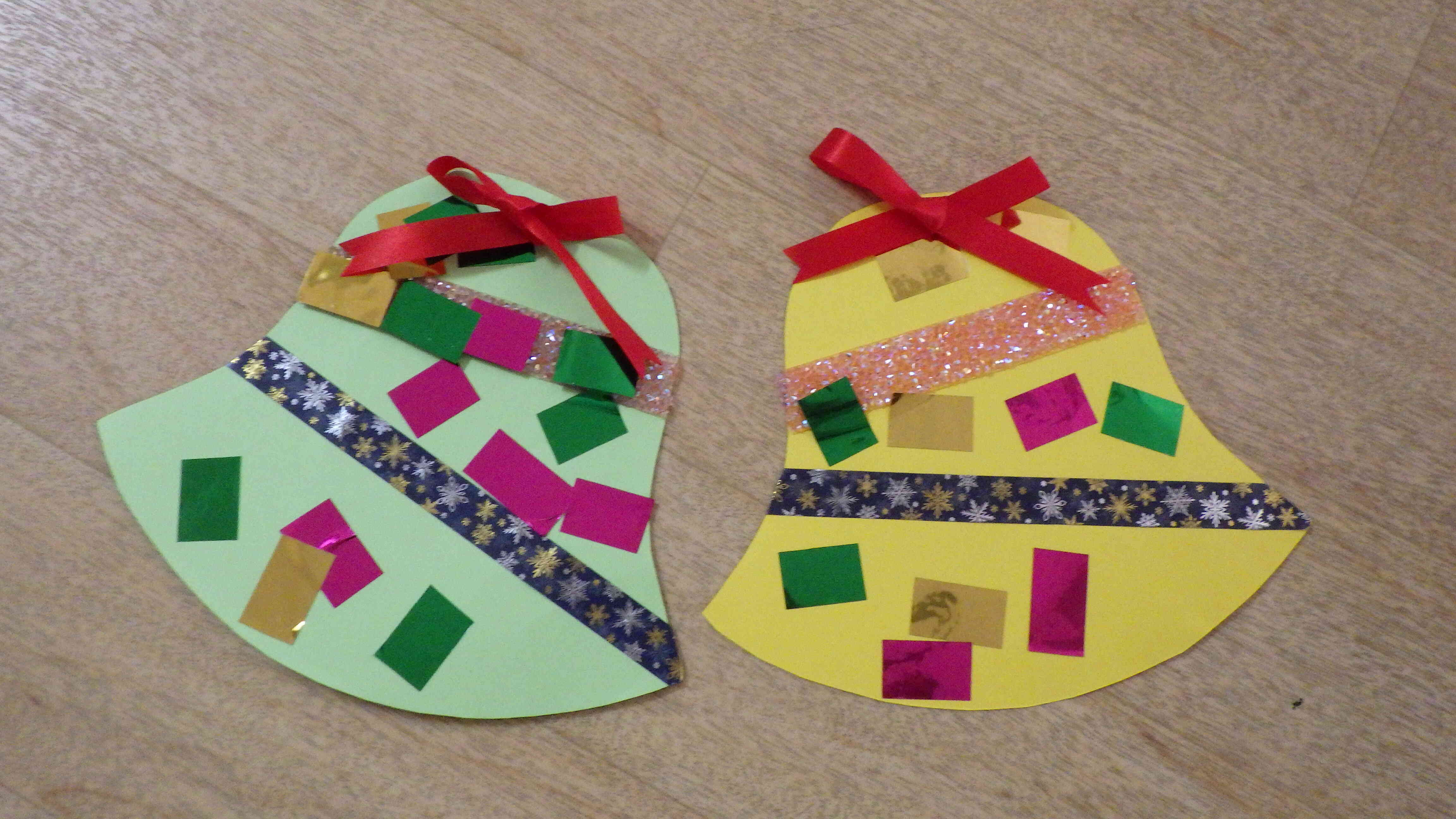 キラキラシールで鈴を作ったよ。（うさぎ組）