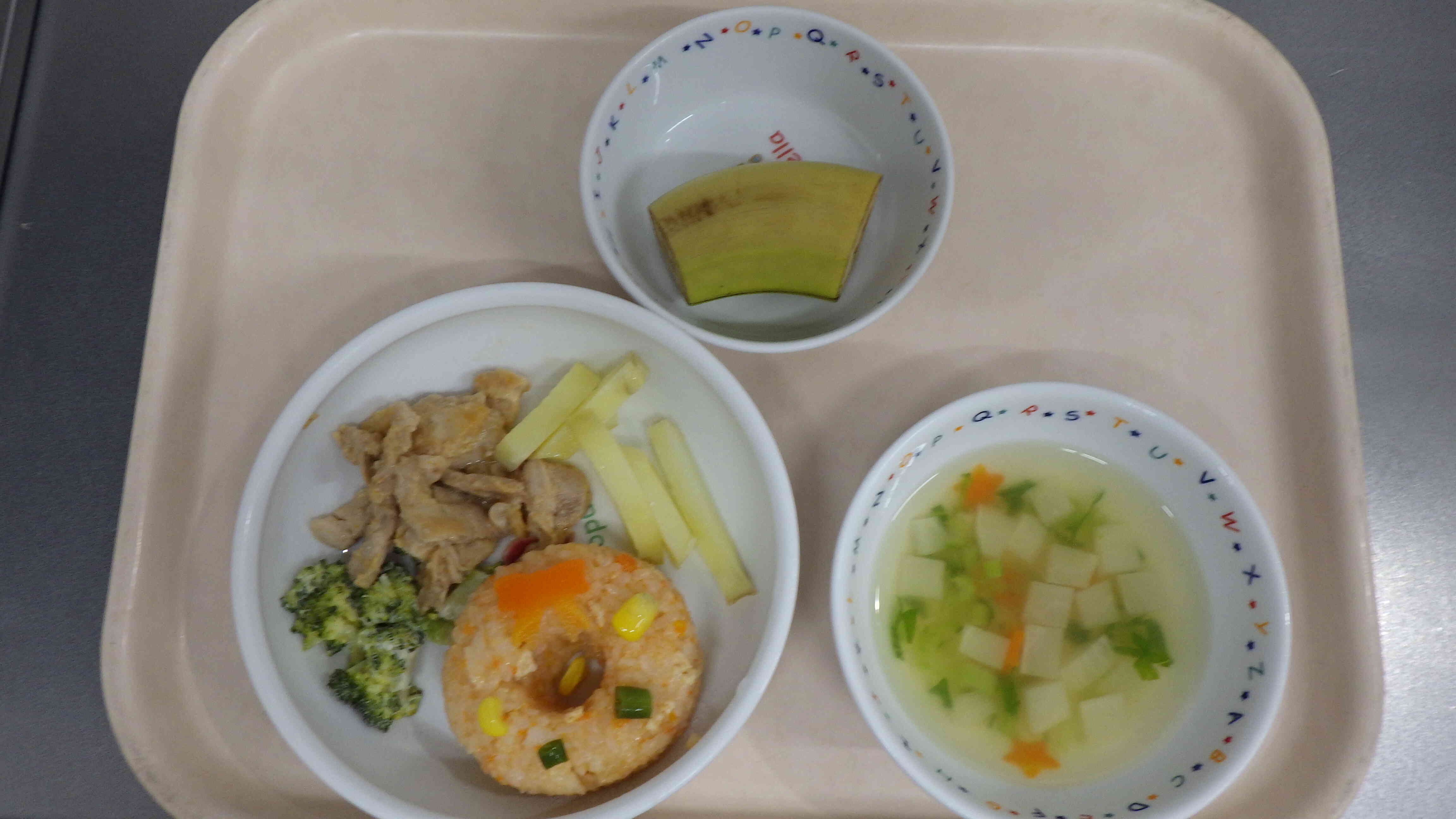 給食はクリスマスリースの形のご飯でした。