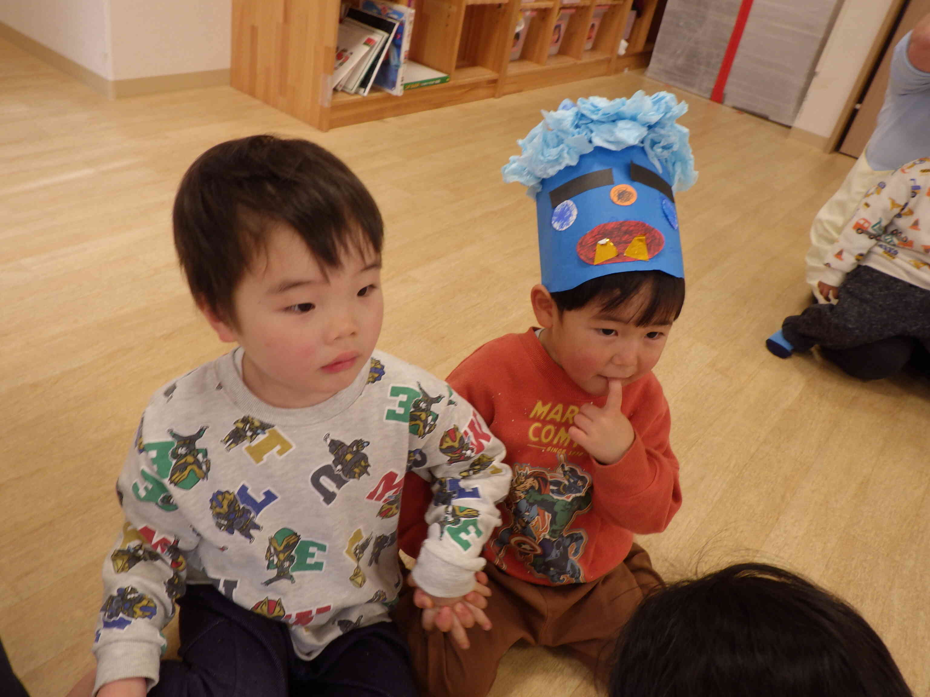 おにこわいよ～手つないじゃった