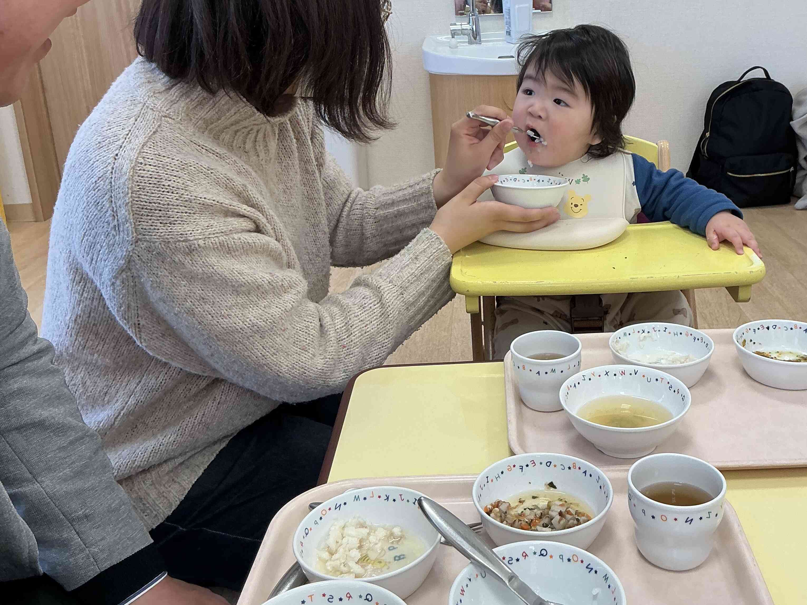 大きな口をあけて・・・一緒に食べよ