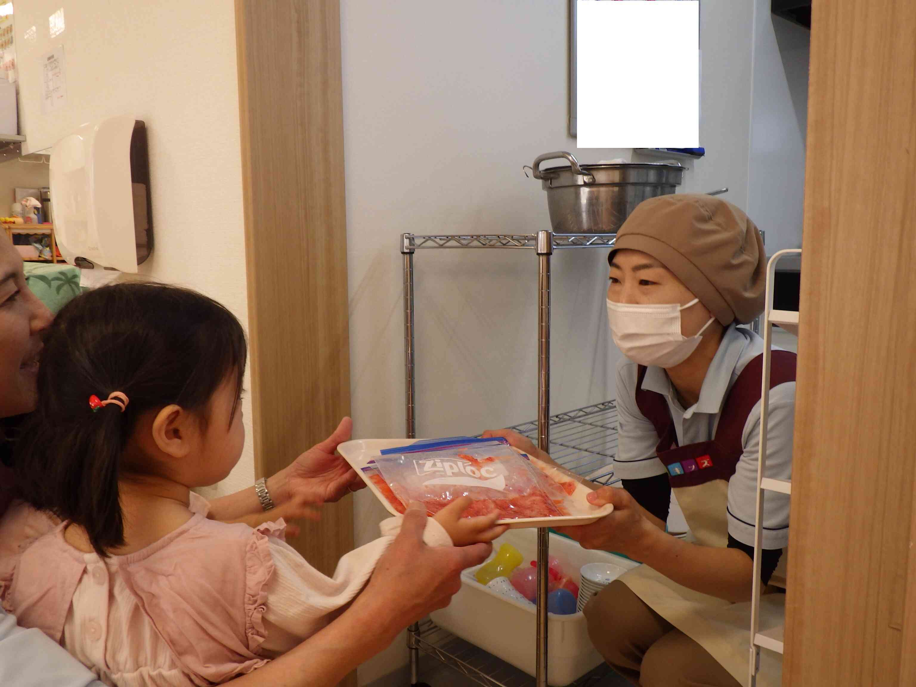 給食の先生に、お届け。
