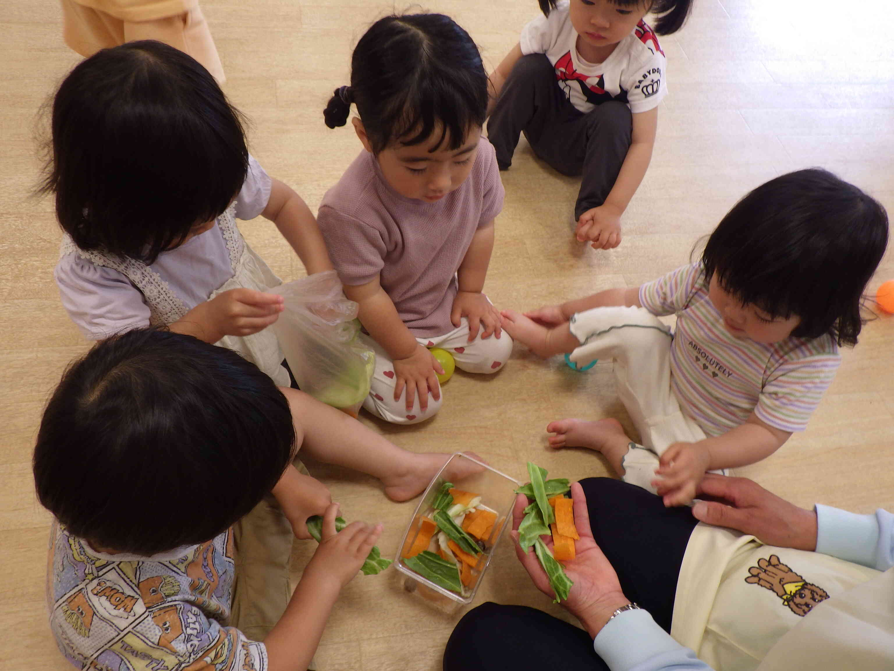 かたつむりさん　ごはんだよ～