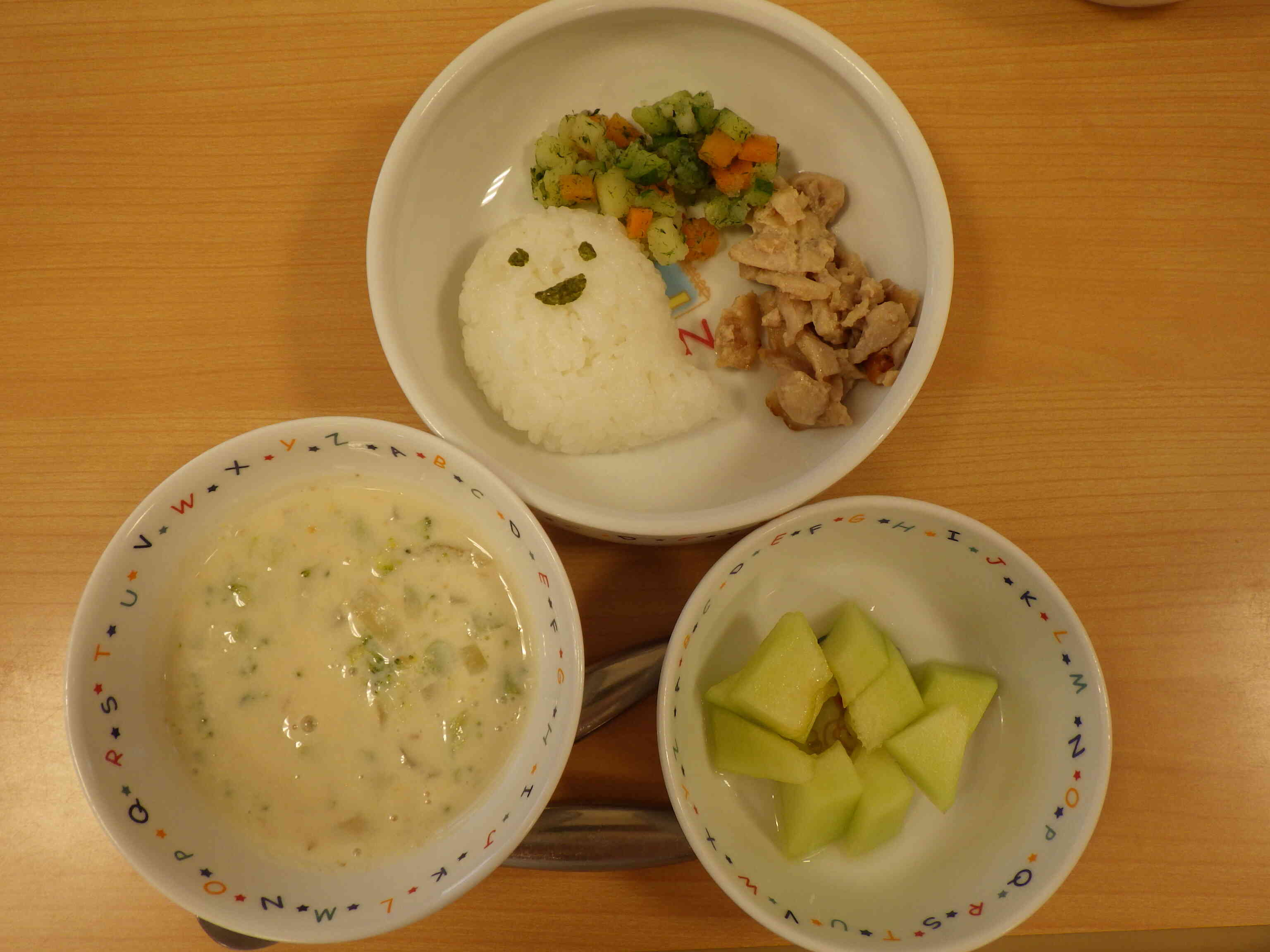 給食はおばけの形をしたごはん。パクパク食べました。